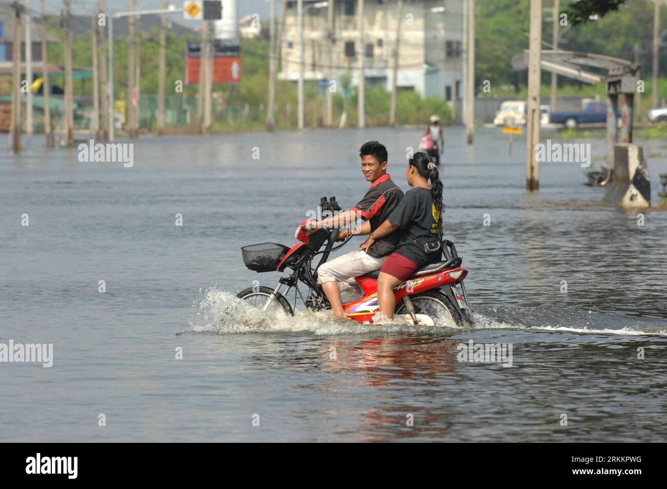 ハズ Motorcycle in floodwater hi-res stock photography and images