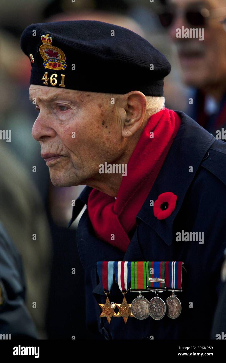Bildnummer: 56272982  Datum: 11.11.2011  Copyright: imago/Xinhua (111112) -- OTTAWA, Nov. 12, 2011 (Xinhua) -- A Canadian veteran attends the Remembrance Day ceremony at the National War Memorial in Ottawa, Canada, on Nov. 11, 2011. The Remembrance Day is a memorial day observed in the Commonwealth countries to remember the sacrifice of the members of the armed forces and civilians in times of war, specifically since World War I. This day is observed on Nov. 11 to recall the official end of World War I at 11 a.m. on Nov. 11, 1918, with Germany s surrendering and signing the Armistice. (Xinhua/ Stock Photo