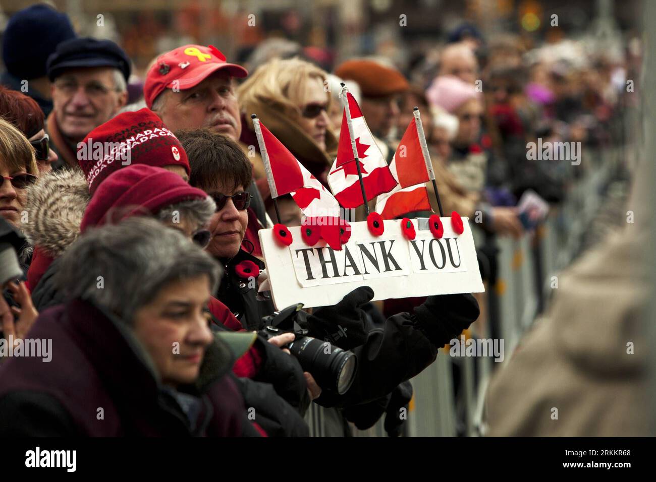 Bildnummer: 56272985  Datum: 11.11.2011  Copyright: imago/Xinhua (111112) -- OTTAWA, Nov. 12, 2011 (Xinhua) -- Canadians attend the Remembrance Day ceremony at the National War Memorial in Ottawa, Canada, on Nov. 11, 2011. The Remembrance Day is a memorial day observed in the Commonwealth countries to remember the sacrifice of the members of the armed forces and civilians in times of war, specifically since World War I. This day is observed on Nov. 11 to recall the official end of World War I at 11 a.m. on Nov. 11, 1918, with Germany s surrendering and signing the Armistice. (Xinhua/Christophe Stock Photo