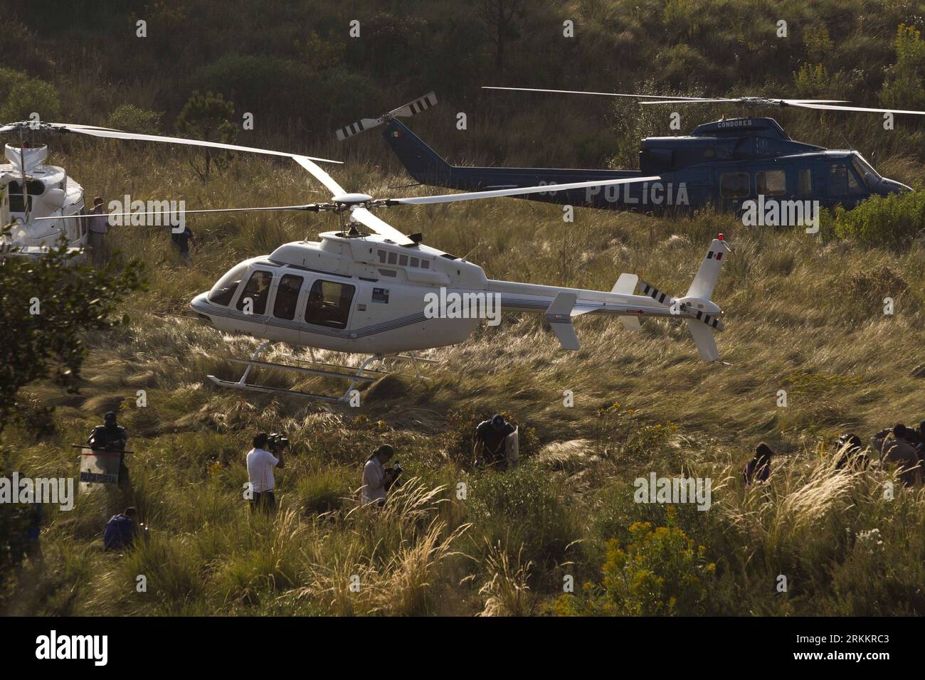 Bildnummer: 56273078  Datum: 11.11.2011  Copyright: imago/Xinhua (111112) -- CHALCO, Nov. 12, 2011 (Xinhua) -- A police helicopter lands at the site where the helicopter carrying Mexican Interior Minister Francisco Blake Mora crashed, in the municipality of Chalco, State of Mexico, Mexico, on Nov. 11, 2011. Mexican Interior Minister Francisco Blake Mora and Vice Interior Minister Felipe Zamora were killed in a helicopter crash on Friday, official sources said. (Xinhua/Claudio Cuz)(zf) MEXICO-INTERIOR MINISTER-FRANCISCO BLAKE MORA-DEATH PUBLICATIONxNOTxINxCHN People Politik Absturz Hubschrauber Stock Photo