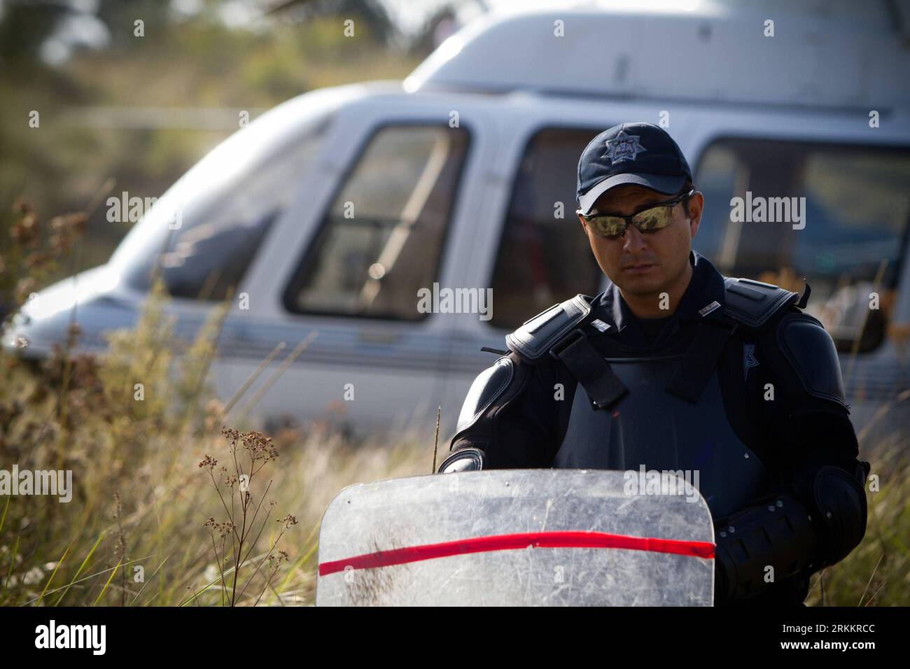 Bildnummer: 56273051  Datum: 11.11.2011  Copyright: imago/Xinhua (111112) -- CHALCO, Nov. 12, 2011 (Xinhua) -- A police officer guards the site where the helicopter carrying Mexican Interior Minister Francisco Blake Mora crashed, in the municipality of Chalco, State of Mexico, Mexico, on Nov. 11, 2011. Mexican Interior Minister Francisco Blake Mora and Vice Interior Minister Felipe Zamora were killed in a helicopter crash on Friday, official sources said. (Xinhua/Pedro Mera) (zf) MEXICO-INTERIOR MINISTER-FRANCISCO BLAKE MORA-DEATH PUBLICATIONxNOTxINxCHN People Politik Absturz Hubschrauberabstu Stock Photo