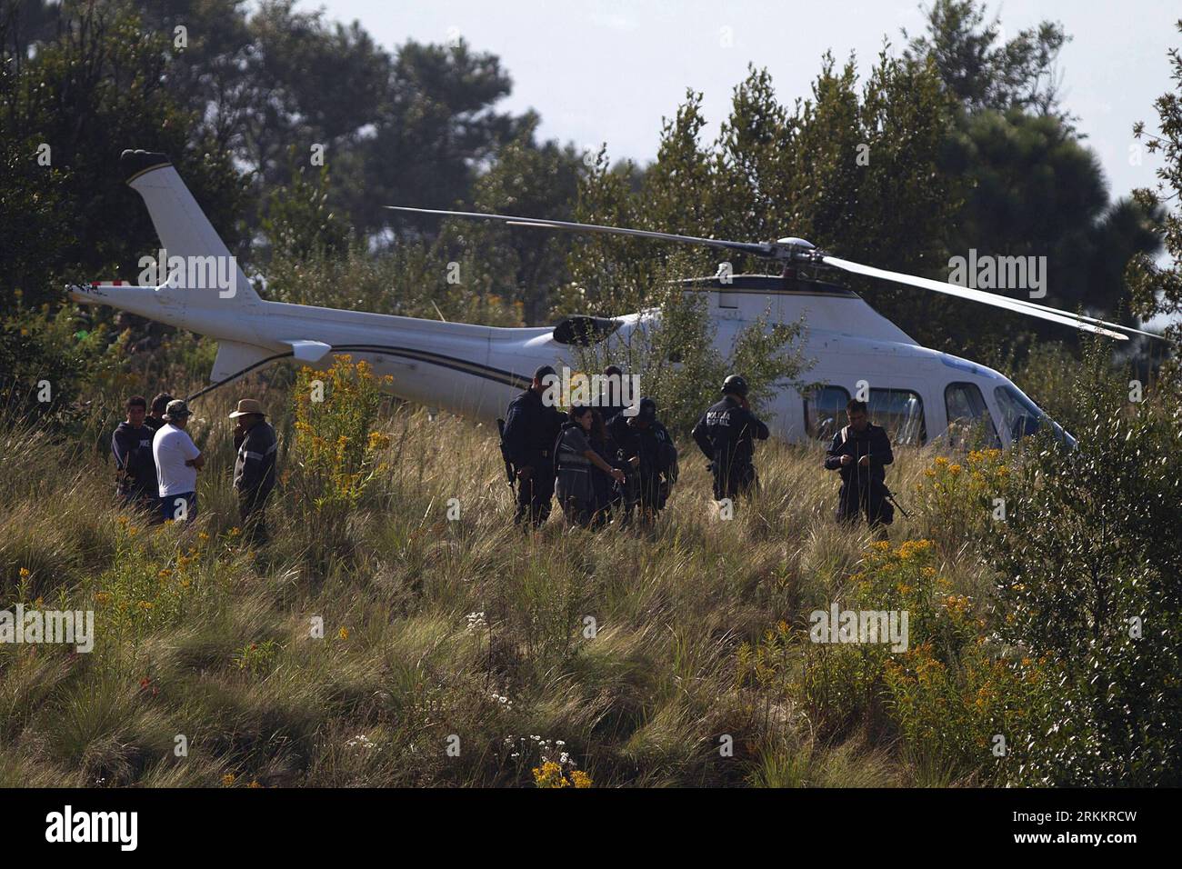 Bildnummer: 56273059  Datum: 11.11.2011  Copyright: imago/Xinhua (111112) -- CHALCO, Nov. 12, 2011 (Xinhua) -- Police officers guard the site where the helicopter carrying Mexican Interior Minister Francisco Blake Mora crashed, in the municipality of Chalco, State of Mexico, Mexico, on Nov. 11, 2011. Mexican Interior Minister Francisco Blake Mora and Vice Interior Minister Felipe Zamora were killed in a helicopter crash on Friday, official sources said. (Xinhua/Claudio Cuz) (zf) MEXICO-INTERIOR MINISTER-FRANCISCO BLAKE MORA-DEATH PUBLICATIONxNOTxINxCHN People Politik Absturz Hubschrauberabstur Stock Photo