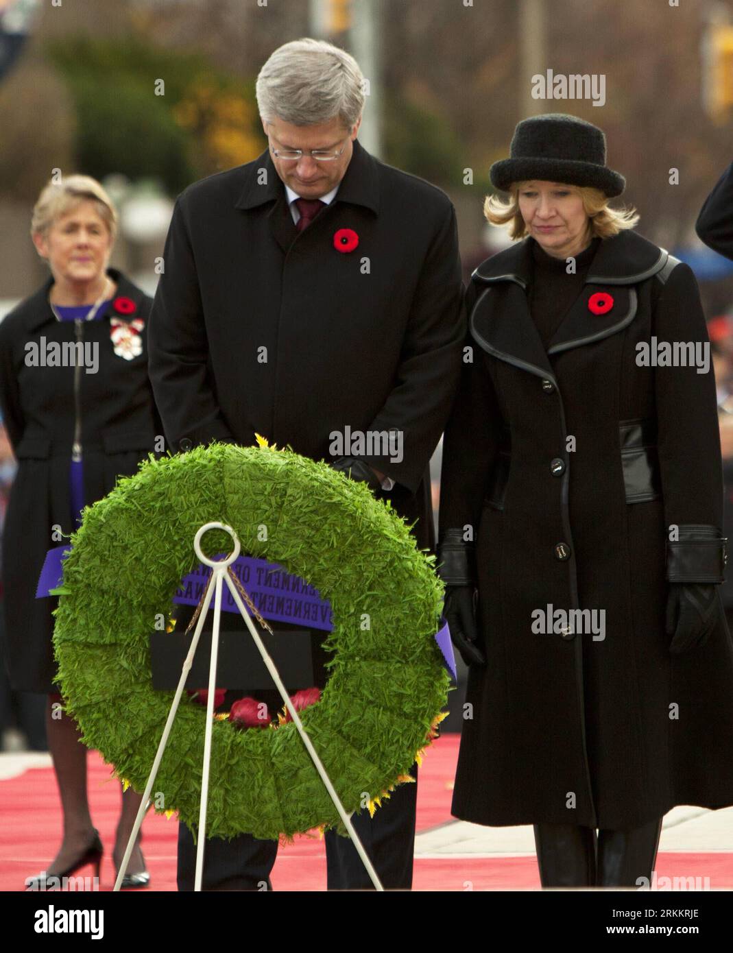Bildnummer: 56273153  Datum: 11.11.2011  Copyright: imago/Xinhua (111112) -- OTTAWA, Nov. 12, 2011 (Xinhua) -- Canada s Prime Minister Stephen Harper (L Front) and his wife Laureen Harper mourn during the Remembrance Day ceremony at the National War Memorial in Ottawa, Canada, on Nov. 11, 2011. The Remembrance Day is a memorial day observed in the Commonwealth countries to remember the sacrifice of the members of the armed forces and civilians in times of war, specifically since World War I. This day is observed on Nov. 11 to recall the official end of World War I at 11 a.m. on Nov. 11, 1918, Stock Photo