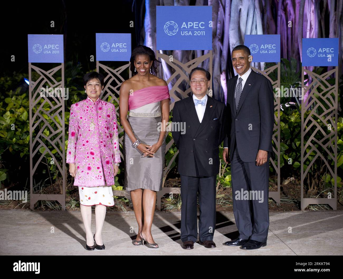 Bildnummer: 56274996  Datum: 12.11.2011  Copyright: imago/Xinhua HONOLULU, Nov. 12, 2011 (Xinhua) -- U.S. President Barack Obama (1st R) and First Lady Michelle Obama (2nd L) greet China s Hong Kong Special Aministrative Region Chief Executive Donald Tsang (2nd R) and his wife Tsang Pau Siu-Mei for APEC Leaders Dinner in Honolulu, Hawaii, the United States, Nov. 12, 2011. (Xinhua/Zhang Jun) (qs) U.S.-HAWAII-HONOLULU-APEC-DINNER PUBLICATIONxNOTxINxCHN People Politik APEC Gipfel Wirtschaftsforum xjh x1x premiumd 2011 quer o0 Familie privat Frau Ehefrau     56274996 Date 12 11 2011 Copyright Imag Stock Photo