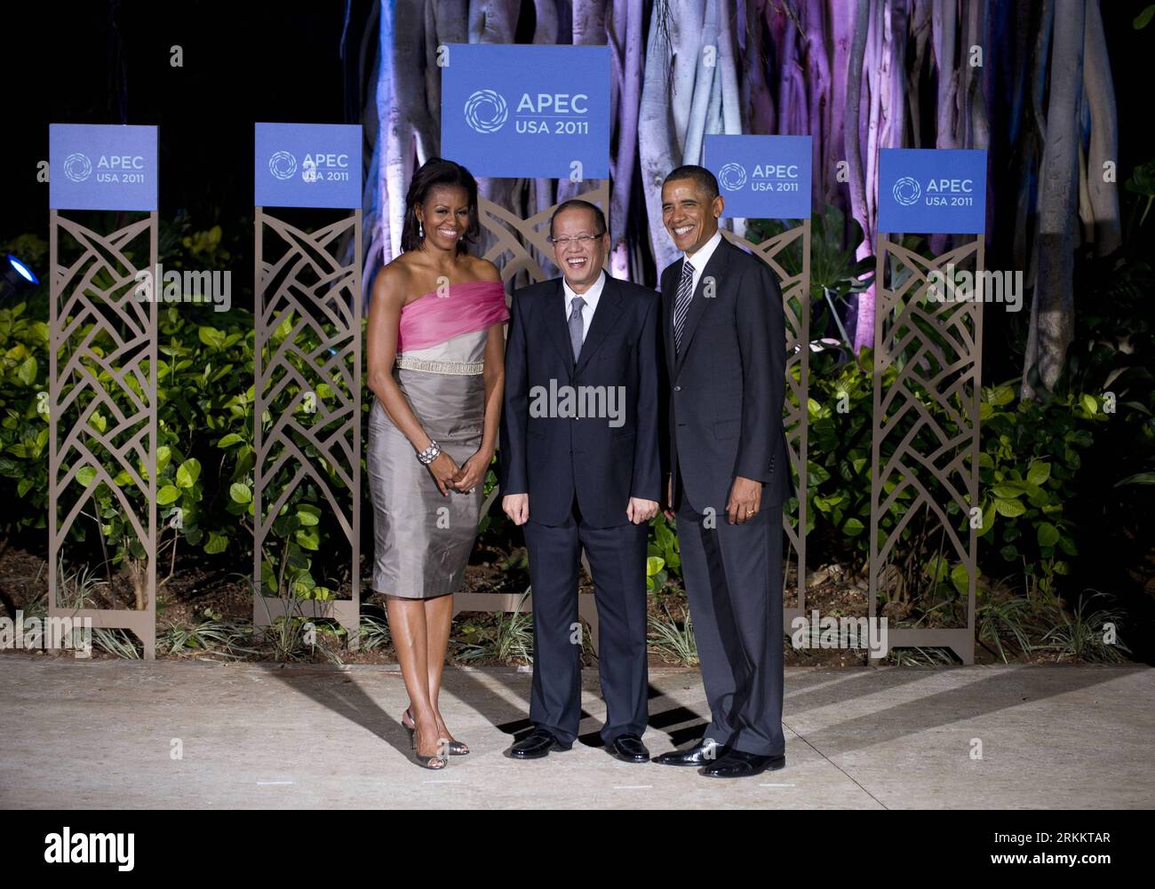 Bildnummer: 56274995  Datum: 12.11.2011  Copyright: imago/Xinhua HONOLULU, Nov. 12, 2011 (Xinhua) -- U.S. President Barack Obama (1st R) and First Lady Michelle Obama (1st L) greet Philippine President Aquino III for APEC Leaders Dinner in Honolulu, Hawaii, the United States, Nov. 12, 2011. (Xinhua/Zhang Jun) (qs) U.S.-HAWAII-HONOLULU-APEC-DINNER PUBLICATIONxNOTxINxCHN People Politik APEC Gipfel Wirtschaftsforum xjh x1x premiumd 2011 quer o0 Familie privat Frau Ehefrau     56274995 Date 12 11 2011 Copyright Imago XINHUA Honolulu Nov 12 2011 XINHUA U S President Barack Obama 1st r and First Lad Stock Photo