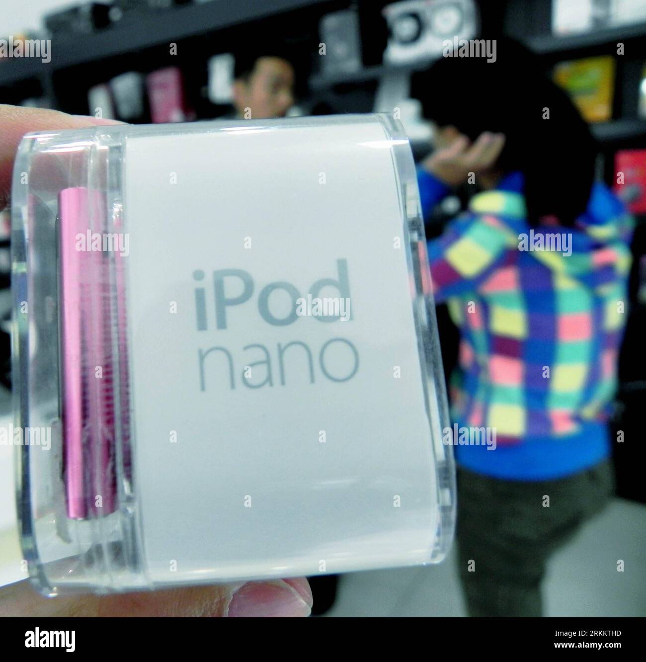 Bildnummer: 56276143  Datum: 13.11.2011  Copyright: imago/Xinhua (111113) -- HANGZHOU, Nov. 13, 2011 (Xinhua) -- Photo taken on Nov. 13, 2011 shows an iPod nano music player at an Apple store in Hangzhou, capital of east China s Zhejiang Province. Apple has unveiled a worldwide replacement program for the first-generation iPod nano music player due to overheating battery issues, telling owners to stop using the product and get it replaced for free. Apple has determined that, in very rare cases, the battery in the iPod nano (1st generation) may overheat and pose a safety risk. Affected iPod nan Stock Photo