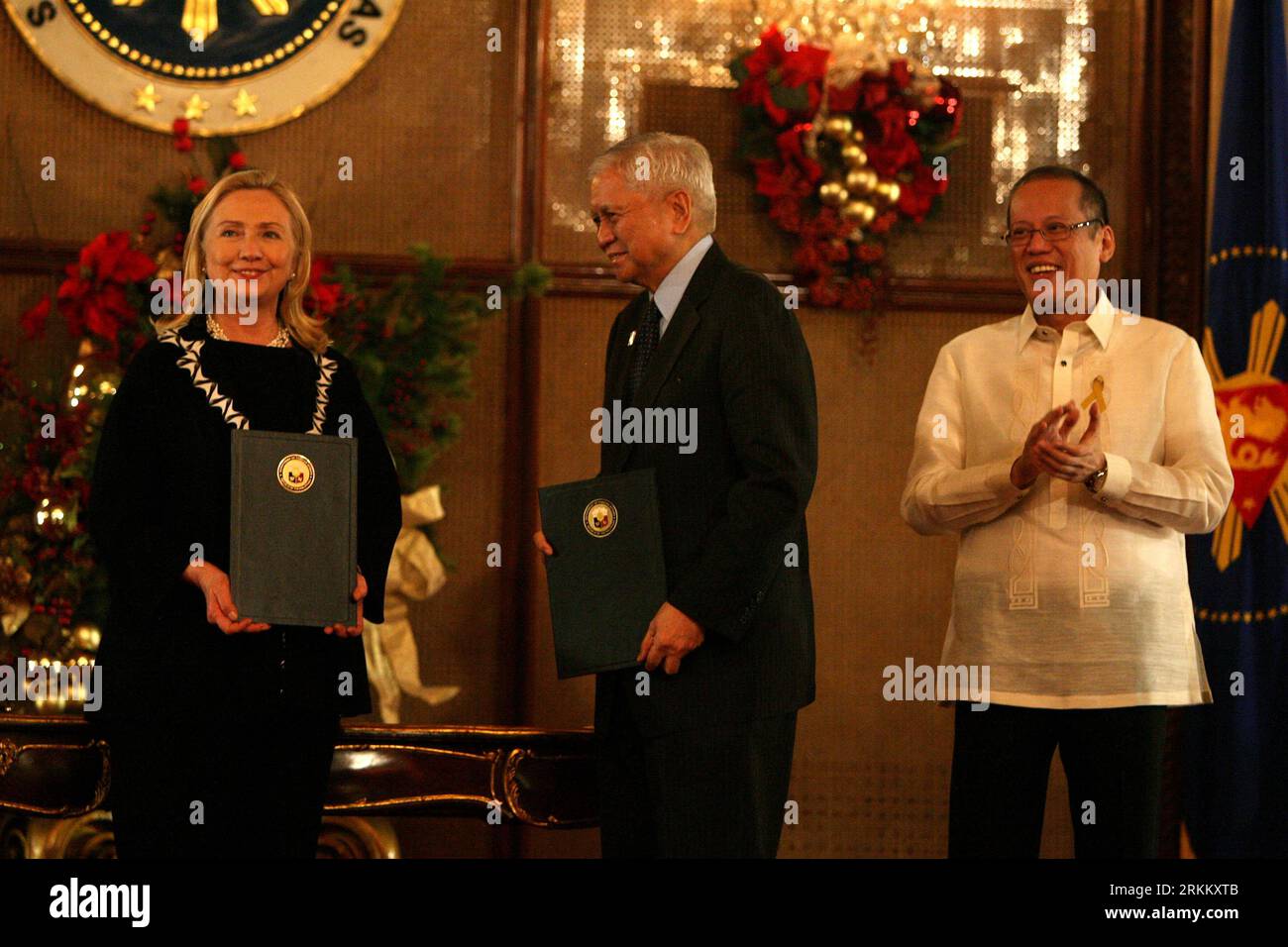 Bildnummer: 56287359  Datum: 16.11.2011  Copyright: imago/Xinhua (111116) -- MANILA, Nov. 16, 2011 (Xinhua) -- Philippine President Benigno S. Aquino III (R) applauds US Secretary of State Hillary Clinton (L) and Philippine Foreign Affairs Secretary Albert del Rosario (C) in the Malacanan Palace in Manila, capital of the Philippines, on Nov. 16, 2011. The Philippines and the United States signed here on Wednesday a five-year program that will enhance Manila s capability to create a more competitive business environment, strengthen the rule of law and support fiscal stability. (Xinhua/Rouelle U Stock Photo