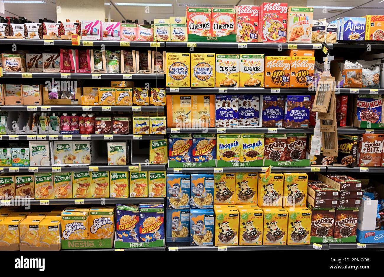 Shelves full of sweet, extra sugar, breakfast cereals on supermarket shelves Stock Photo