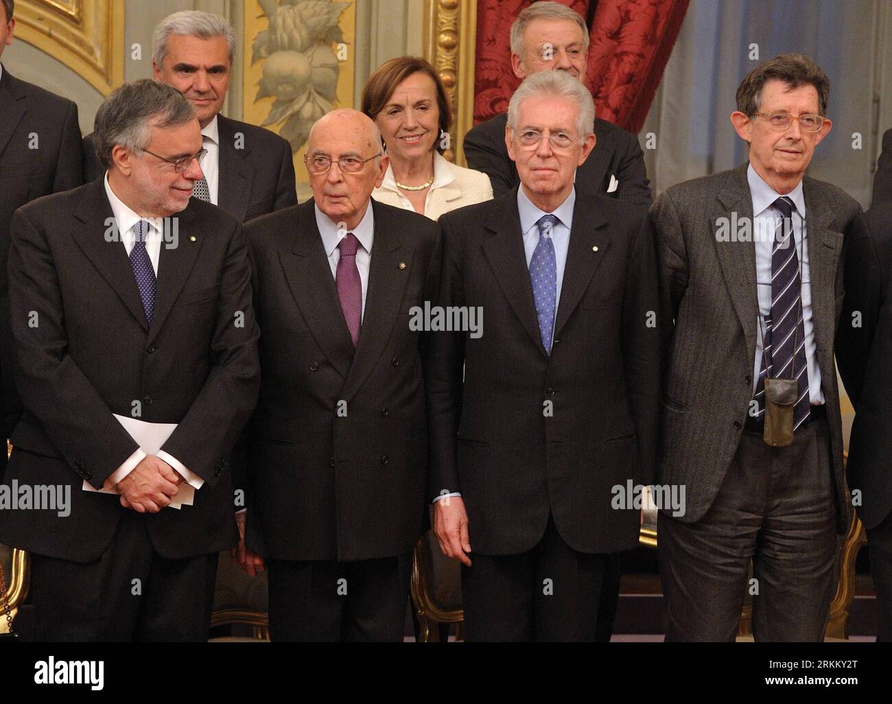 Bildnummer: 56289542  Datum: 16.11.2011  Copyright: imago/Xinhua (111116) -- ROME, Nov. 16, 2011 (Xinhua) -- Italy s new prime minister Mario Monti (2nd R, 1st Row) and his cabinet ministers stand with Italian President Giorgio Napolitano (2nd L, 1st Row) after the swearing-in ceremony at the presidential palace in Rome, Italy, Nov. 16, 2011. Mario Monti on Wednesday took over as Italian new prime minister and led the newly selected cabinet ministers to be sworn in at the presidential palace, a symbol of starting their task for drawing off a heavy debt-driven financial crisis. (Xinhua/Wang Qin Stock Photo