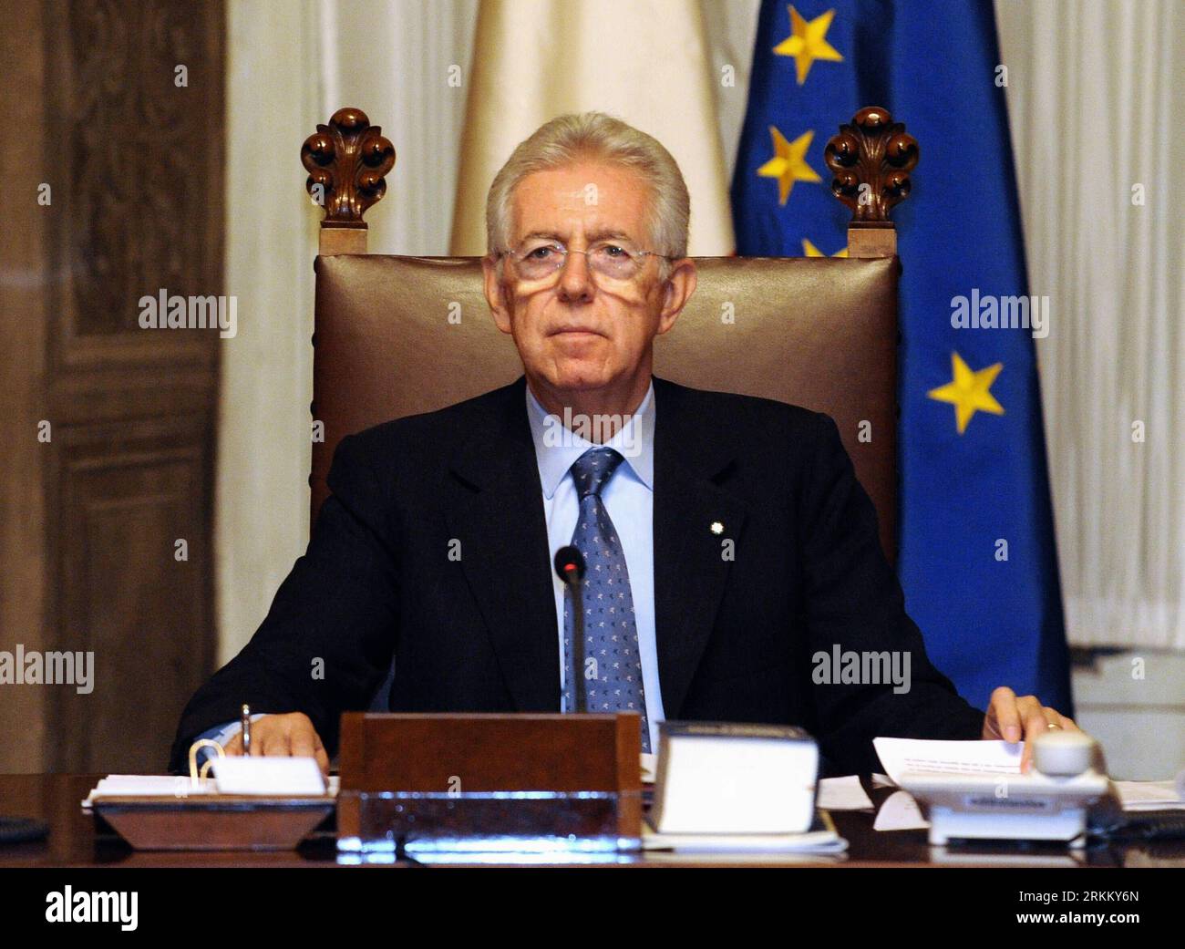 (111116) -- ROME, Nov. 16, 2011 (Xinhua) -- Italy s new prime minister Mario Monti takes office at the Chigi Palace in Rome, Italy, Nov. 16, 2011. Mario Monti on Wednesday took over as Italian new prime minister and led the newly selected cabinet ministers to be sworn in at the presidential palace, a symbol of starting their task for drawing off a heavy debt-driven financial crisis. (Xinhua/Alberto Lingria) ITALY-ROME-MONTI-BERLUSCONI-POWER HANDOVER PUBLICATIONxNOTxINxCHN Stock Photo