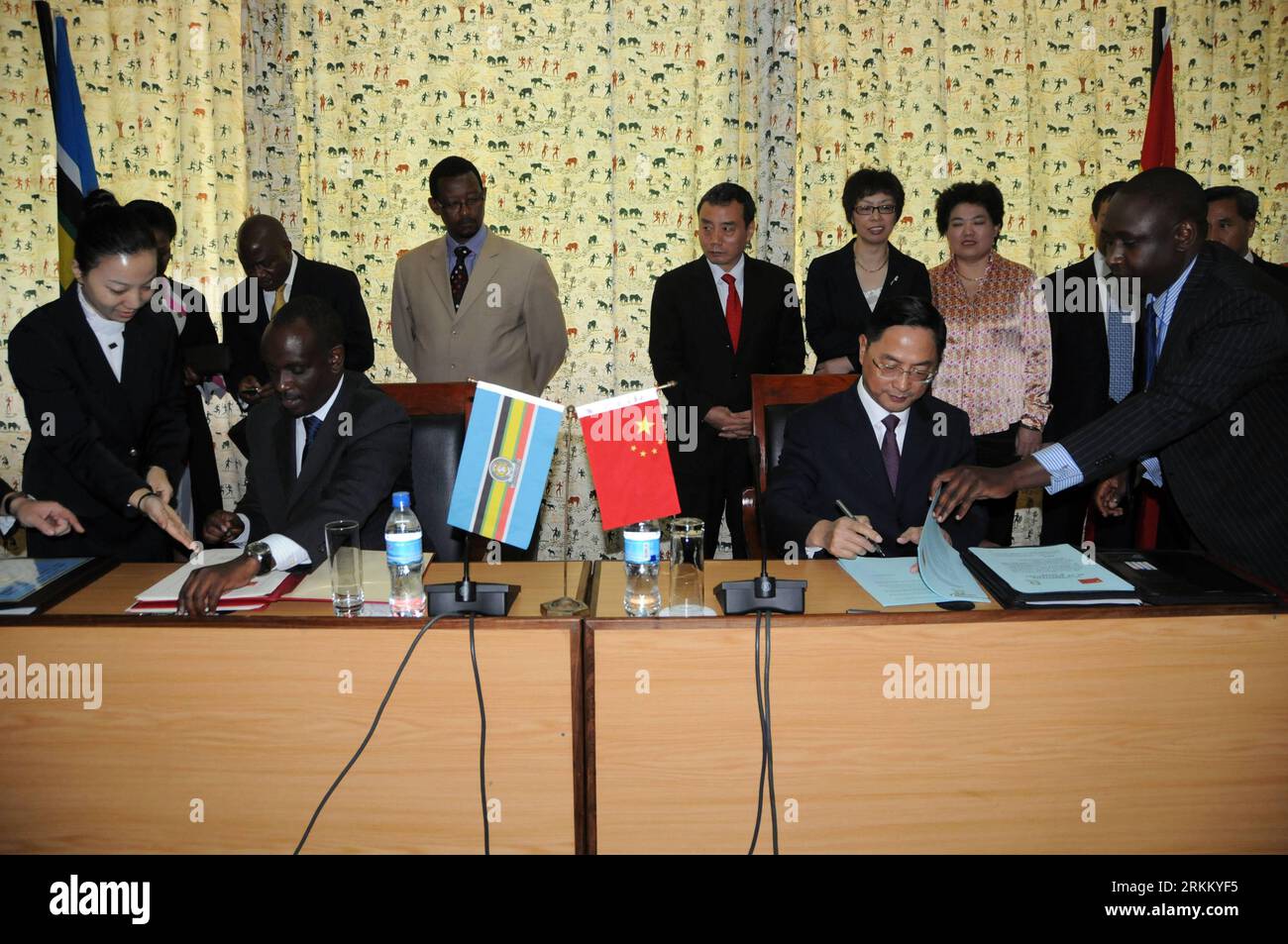 Bildnummer: 56290782  Datum: 17.11.2011  Copyright: imago/Xinhua (111117) -- ARUSHA (TANZANIA), Nov. 17, 2011 (Xinhua) -- Jiang Yaoping (2nd R, front), Chinese vice minister of Commerce, and Richard Sezibera (2nd L, front), Secretary General of the East African Community (EAC), sign a Framework Agreement on Economic and Trade Cooperation at EAC headquarters in Arusha, Tanzania, on Nov. 17, 2011. The agreement, first of its kind in sub-Sahara region, is aimed to further promote the economic and trade relations between China and EAC. (Xinhua/Chen Jing) TANZANIA-ARUSHA-CHINA-EAC-COOPERATION PUBLI Stock Photo