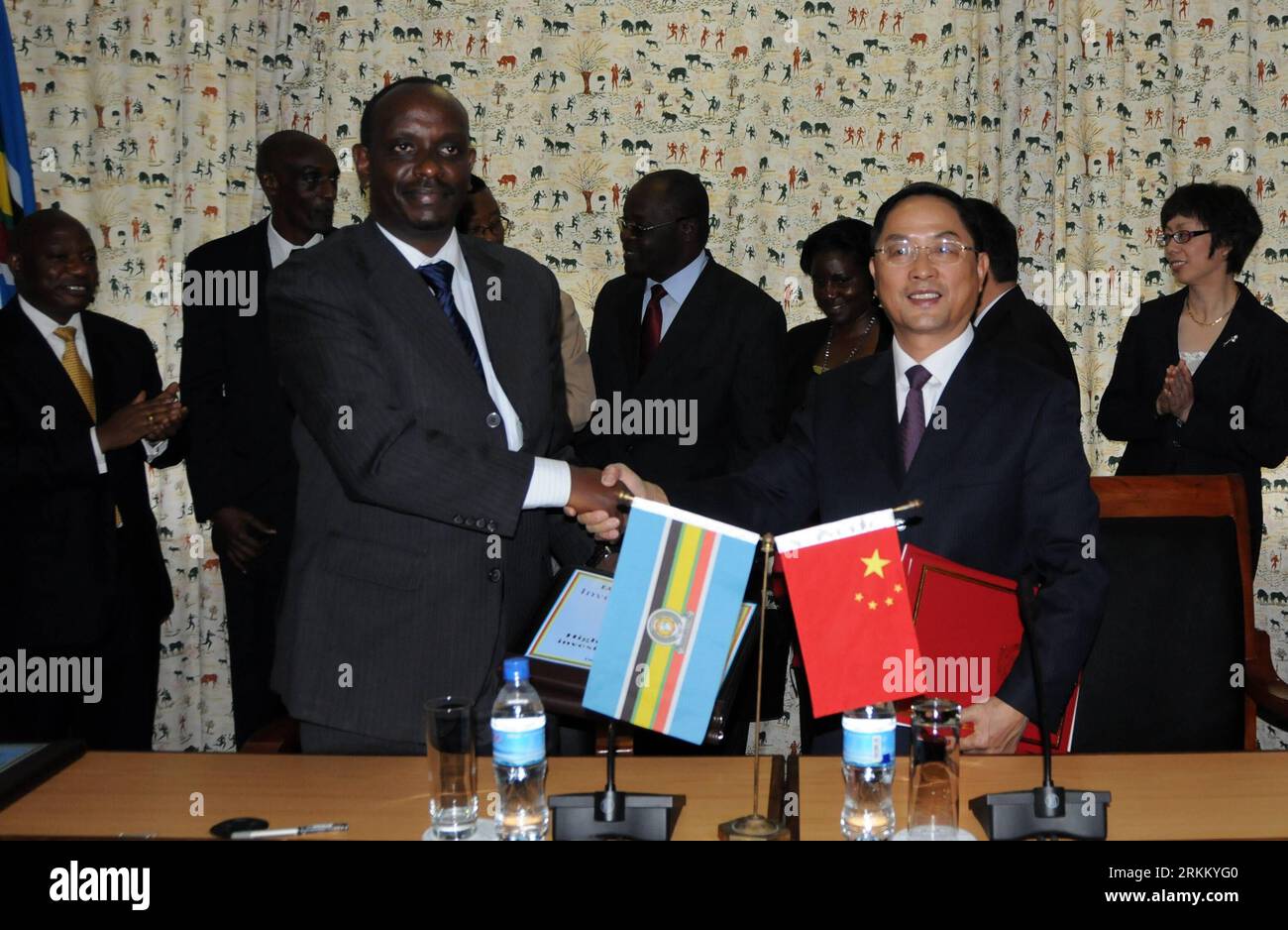 Bildnummer: 56290781  Datum: 17.11.2011  Copyright: imago/Xinhua (111117) -- ARUSHA (TANZANIA), Nov. 17, 2011 (Xinhua) -- Jiang Yaoping (R, front), Chinese vice minister of Commerce, shakes hands with Richard Sezibera, Secretary General of the East African Community (EAC), after signing a Framework Agreement on Economic and Trade Cooperation at EAC headquarters in Arusha, Tanzania, on Nov.17, 2011. The agreement, first of its kind in sub-Sahara region, is aimed to further promote the economic and trade relations between China and EAC. (Xinhua/Chen Jing) TANZANIA-ARUSHA-CHINA-EAC-COOPERATION PU Stock Photo
