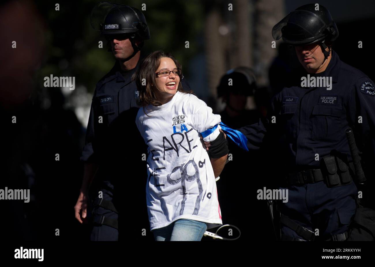 Bildnummer: 56292213  Datum: 17.11.2011  Copyright: imago/Xinhua (111117) -- LOS ANGELES, Nov. 17, 2011 (Xinhua) -- Policemen arrest a protestor in downtown Los Angeles, the United States, Nov. 17, 2011. The anti-Wall Street demonstration in the heart of the downtown Los Angeles financial district on Thursday morning ended after police arrested 23 who were part of those formed a circle and blocked an intersection in the city to show their strong will to tax more on the rich and hold Wall Street accountable for fixing the nation s economy. (Xinhua/Yang Lei) US-ANTI-WALL STREET-DEMONSTRATION PUB Stock Photo