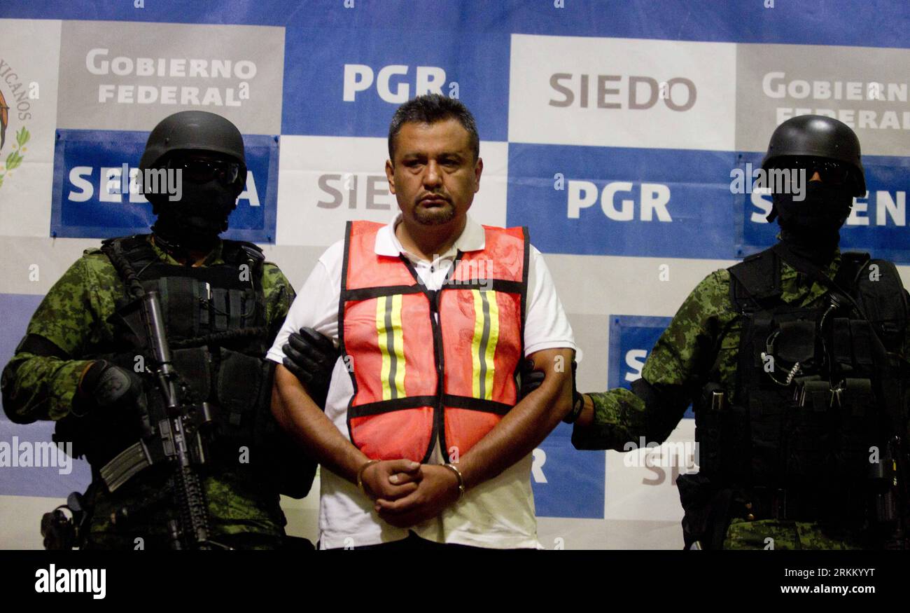 Bildnummer: 56292249  Datum: 17.11.2011  Copyright: imago/Xinhua (111118) -- MEXICO CITY, Nov. 18, 2011 (Xinhua) -- Alfredo Aleman Narvaez (C), known as El Comandante Aleman and alleged leader of the criminal organization Los Zetas and head of criminal activities in the state of San Luis Potosi, is presented to the media in Mexico City, Mexico, Nov. 17, 2011. (Xinhua/Claudio Cruz) (ctt) MEXICO-MEXICO CITY-SECURITY-DRUGS PUBLICATIONxNOTxINxCHN People Kriminalität Verhaftung Mexiko x0x xtm 2011 quer premiumd      56292249 Date 17 11 2011 Copyright Imago XINHUA  Mexico City Nov 18 2011 XINHUA Alf Stock Photo