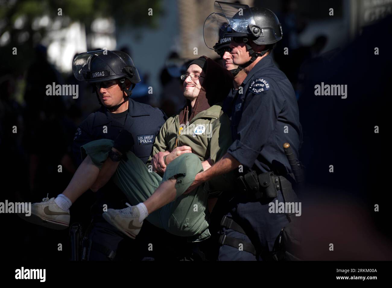 Bildnummer: 56292217  Datum: 17.11.2011  Copyright: imago/Xinhua (111117) -- LOS ANGELES, Nov. 17, 2011 (Xinhua) -- Policemen arrest a protestor in downtown Los Angeles, the United States, Nov. 17, 2011. The anti-Wall Street demonstration in the heart of the downtown Los Angeles financial district on Thursday morning ended after police arrested 23 who were part of those formed a circle and blocked an intersection in the city to show their strong will to tax more on the rich and hold Wall Street accountable for fixing the nation s economy. (Xinhua/Yang Lei) US-ANTI-WALL STREET-DEMONSTRATION PUB Stock Photo