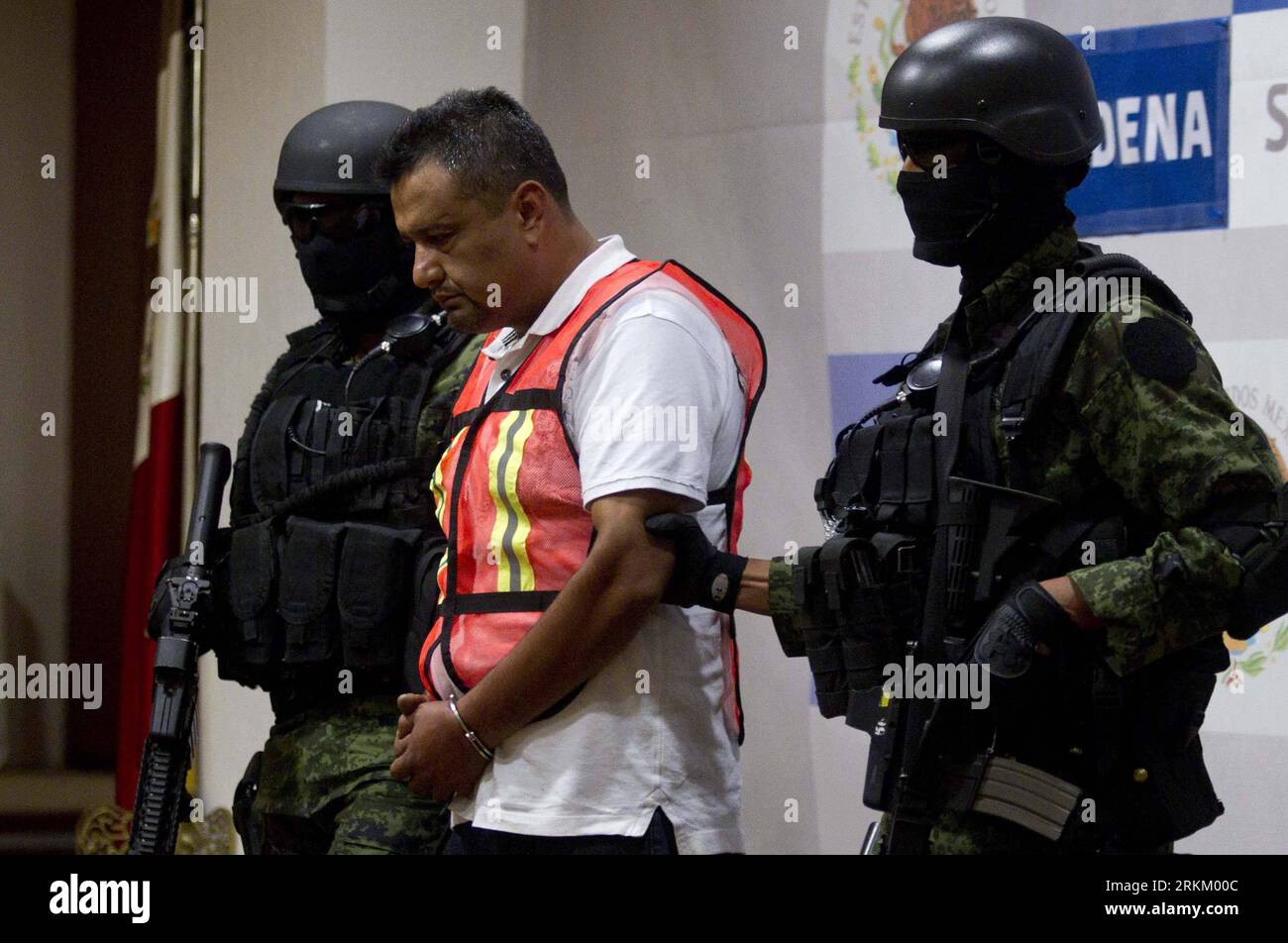 Bildnummer: 56292250  Datum: 17.11.2011  Copyright: imago/Xinhua (111118) -- MEXICO CITY, Nov. 18, 2011 (Xinhua) -- Alfredo Aleman Narvaez (C), known as El Comandante Aleman and alleged leader of the criminal organization Los Zetas and head of criminal activities in the state of San Luis Potosi, is presented to the media in Mexico City, Mexico, Nov. 17, 2011. (Xinhua/Claudio Cruz) (ctt) MEXICO-MEXICO CITY-SECURITY-DRUGS PUBLICATIONxNOTxINxCHN People Kriminalität Verhaftung Mexiko x0x xtm 2011 quer premiumd      56292250 Date 17 11 2011 Copyright Imago XINHUA  Mexico City Nov 18 2011 XINHUA Alf Stock Photo