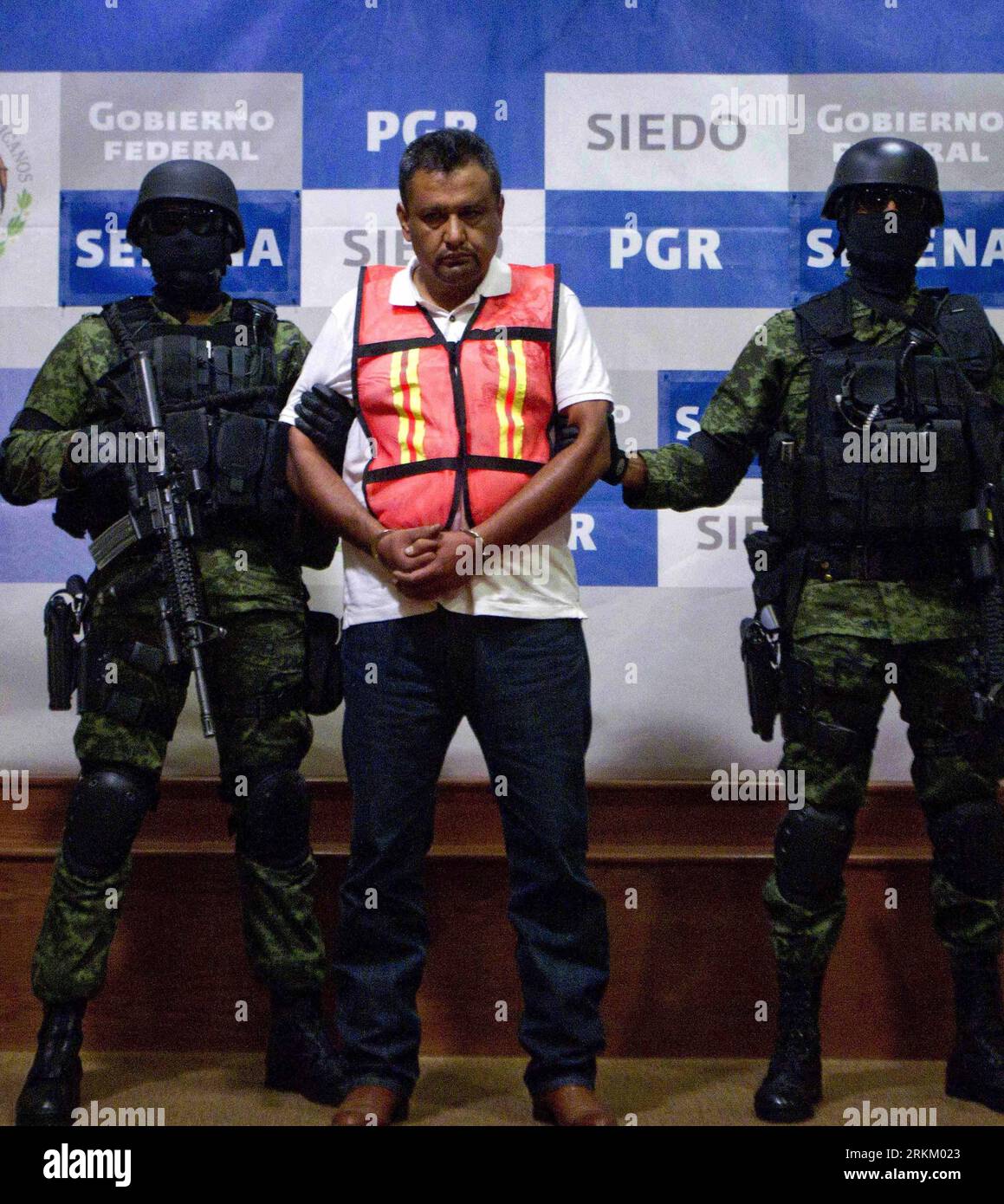 Bildnummer: 56292248  Datum: 17.11.2011  Copyright: imago/Xinhua (111118) -- MEXICO CITY, Nov. 18, 2011 (Xinhua) -- Alfredo Aleman Narvaez (C), known as El Comandante Aleman and alleged leader of the criminal organization Los Zetas and head of criminal activities in the state of San Luis Potosi, is presented to the media in Mexico City, Mexico, Nov. 17, 2011. (Xinhua/Claudio Cruz) (ctt) MEXICO-MEXICO CITY-SECURITY-DRUGS PUBLICATIONxNOTxINxCHN People Kriminalität Verhaftung Mexiko x0x xtm 2011 quadrat premiumd      56292248 Date 17 11 2011 Copyright Imago XINHUA  Mexico City Nov 18 2011 XINHUA Stock Photo