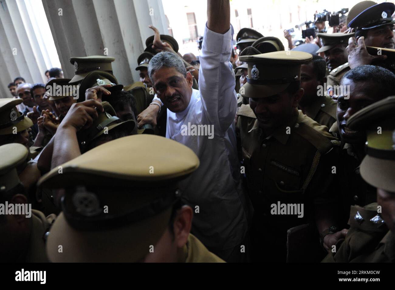 Bildnummer: 56305238  Datum: 18.11.2011  Copyright: imago/Xinhua (111118) -- COLOMBO, Nov. 18, 2011 (Xinhua) -- Sri Lanka s former army chief, Sarath Fonseka (C) waves to supporters as he arrives at the Colombo High Court in Colombo on November 18, 2011. A Sri Lankan court on Friday sentenced former army chief Sarath Fonseka to three years in prison on white flag case. Fonseka was found guilty of spreading public disaffection by quoting allegations that surrendering Tamil Tiger rebels with white flags were ordered to be killed by the defense secretary. (Xinhua/Pushpika Karunaratne)(qs) SRI LAN Stock Photo