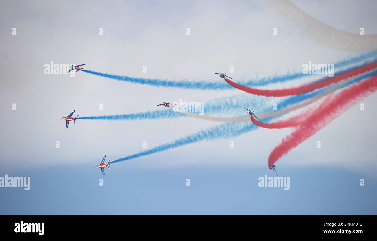 Bildnummer: 56336063 Datum: 19.11.2011 Copyright: imago/Xinhua (111119) --  DOHA, Nov. 19, 2011 (Xinhua) -- Jets of Patrouille de France (PAF), the  French Air Force aerobatic team, fly in formation during a performance