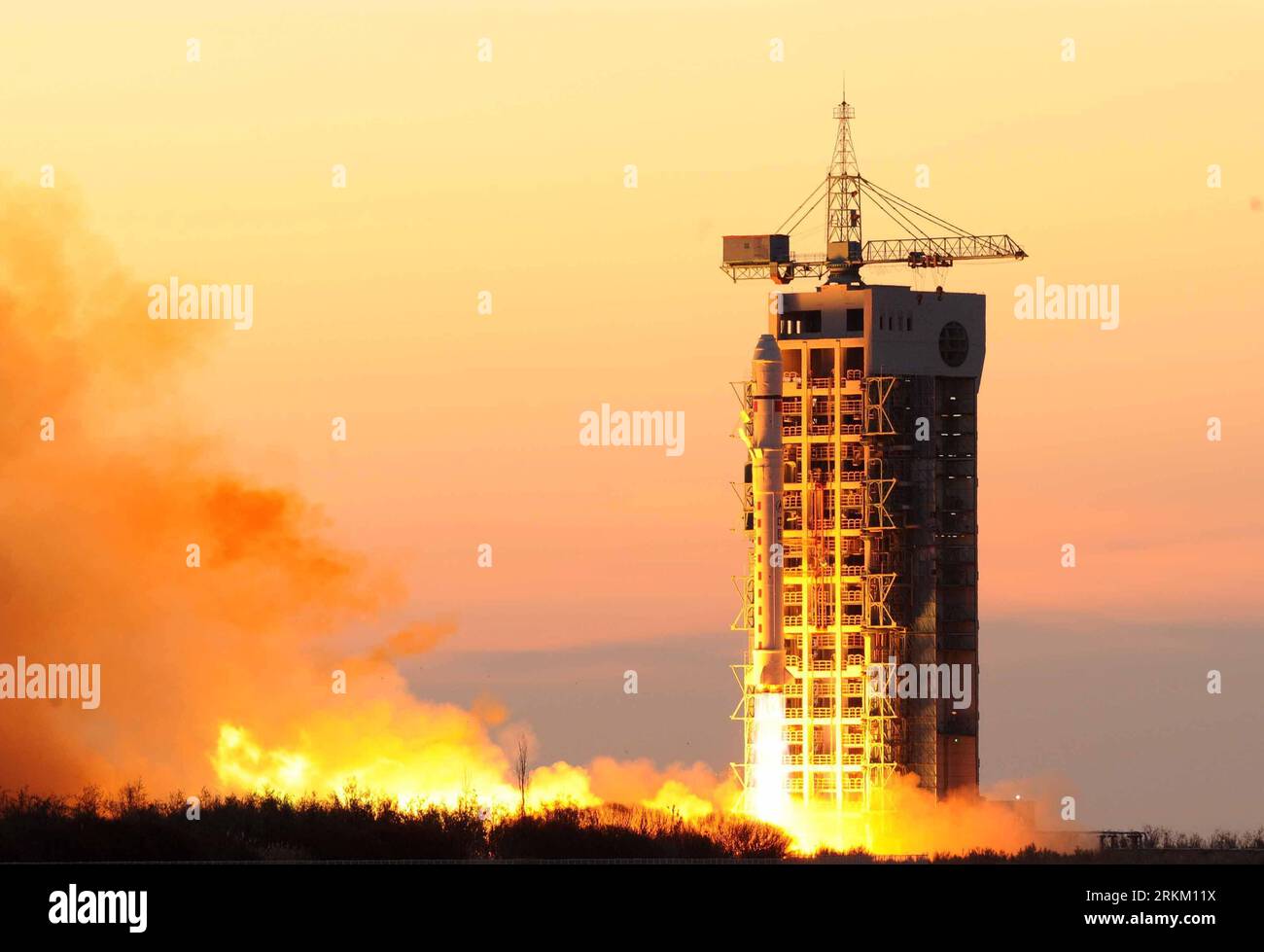111120 -- JIUQUAN, Nov. 20, 2011 Xinhua -- A Long March 2D carrier rocket carrying Chuangxin 1-03 and Shiyan Satellite 4 blasts off from the launch pad at the Jiuquan Satellite Launch Center in northwest China s Gansu Province, Nov. 20, 2011. The launch was the 151th of China s Long March series of rockets. The Chuangxin 1-03 will be used to collect and relay hydrological, meteorological, and electric power data as well as data for disaster relief. The Shiyan Satellite 4 will be used for space technology experiments and environmental observation. Xinhua/Gong Lei ry CHINA-GANSU-JIUQUAN-SATELLIT Stock Photo