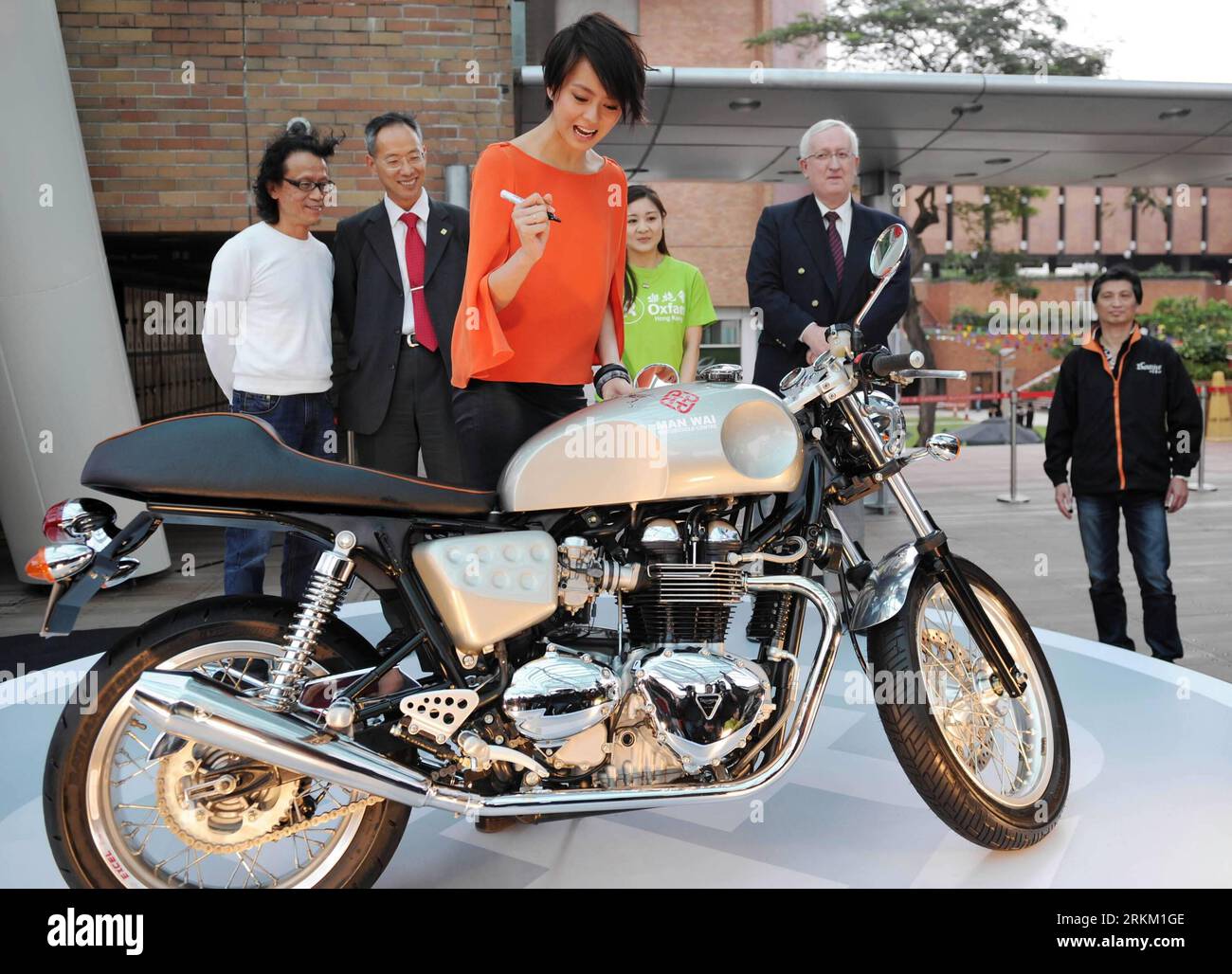 Bildnummer: 56365698  Datum: 21.11.2011  Copyright: imago/Xinhua (111121) -- HONG KONG, Nov. 21, 2011 (Xinhua) -- Singer Gigi Leung (front) signs on an auctioned motorcycle during the press conference of a charity auction ceremony in Hong Kong, south China, Nov. 21, 2011. The motorcycle is donated to support Hong Kong Polytechnic University s teaching and training activities. (Xinhua/Song Zhenping) CHINA-HONG KONG-GIGI LEUNG-CHARITY AUCTION (CN) PUBLICATIONxNOTxINxCHN People Entertainment Musik xda x0x 2011 quer      56365698 Date 21 11 2011 Copyright Imago XINHUA  Hong Kong Nov 21 2011 XINHUA Stock Photo