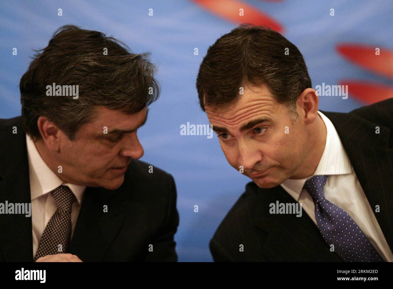 Bildnummer: 56396987  Datum: 22.11.2011  Copyright: imago/Xinhua (111122) -- SANTIAGO, Nov. 22, 2011 (Xinhua) -- Felipe de Borbon Prince of Asturias (L) talks with the Economy Minister Pablo Longueira in the Chile-Spain economic forum in Santiago, capital of Chile, on Nov. 22, 2011. The Princes of Asturias are on an official visit to Chile. (Xinhua/Victor Rojas) CHILE-SANTIAGO-SPAIN-VISIT PUBLICATIONxNOTxINxCHN People Adel ESP premiumd xns x0x 2011 quer      56396987 Date 22 11 2011 Copyright Imago XINHUA  Santiago Nov 22 2011 XINHUA Felipe de Borbon Prince of Asturias l Talks With The Economy Stock Photo