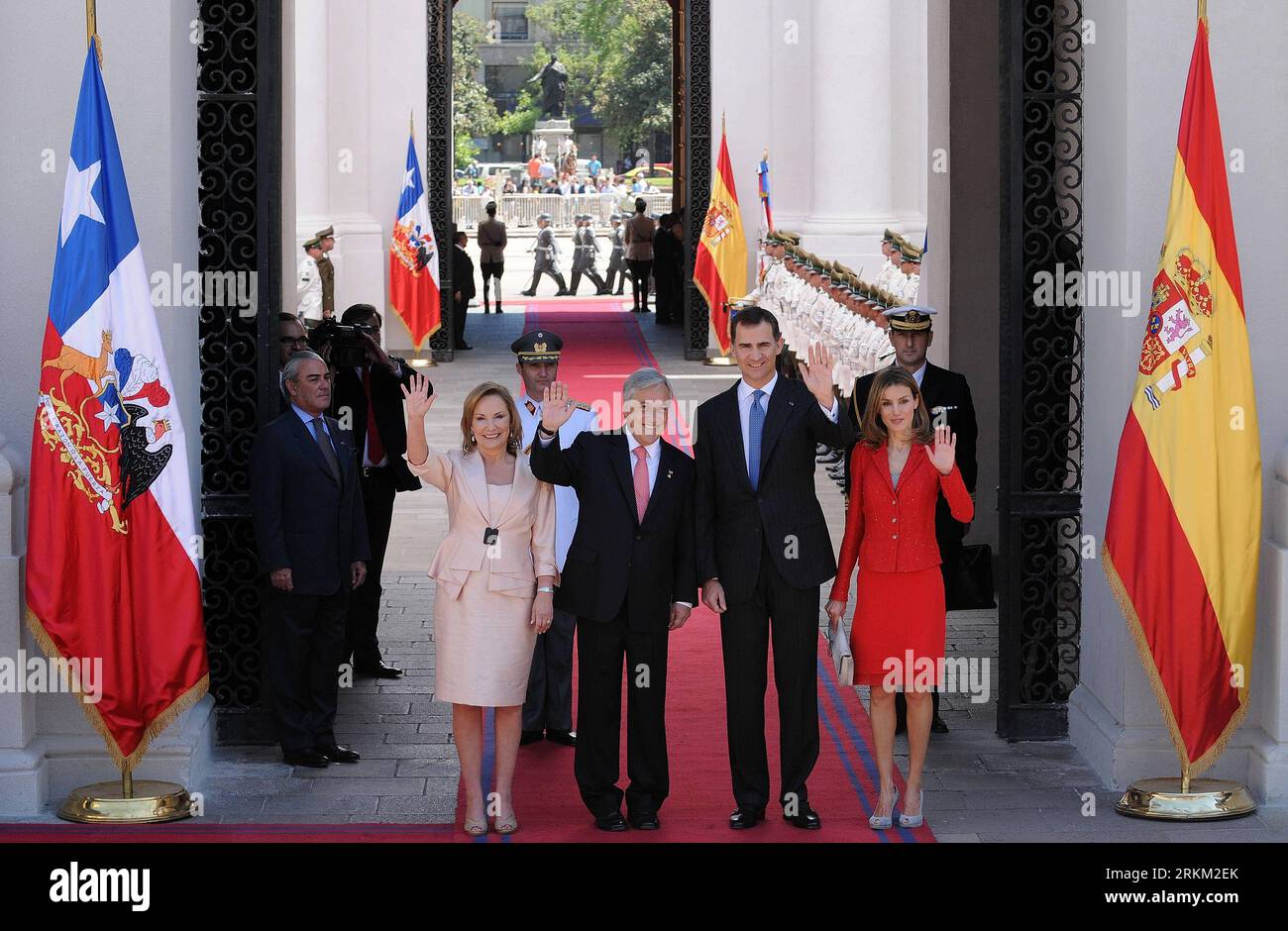Bildnummer: 56396991  Datum: 22.11.2011  Copyright: imago/Xinhua (111122) -- SANTIAGO, Nov. 22, 2011 (Xinhua) -- First Lady of Chile, Cecilia Morel, Chile s President Sebastian Pinera, Felipe de Borbon Prince of Asturias and his wife Letizia Princess of Asturias (From L to R), greet supporters during the welcome ceremony in honor of the princes arrival to the La Moneda Presidential Palace in Santiago, capital of Chile, on Nov. 22, 2011. The Princes of Asturias are on an official visit to Chile. (Xinhua/Jorge Villegas) CHILE-SANTIAGO-SPAIN-VISIT PUBLICATIONxNOTxINxCHN People Adel ESP premiumd x Stock Photo