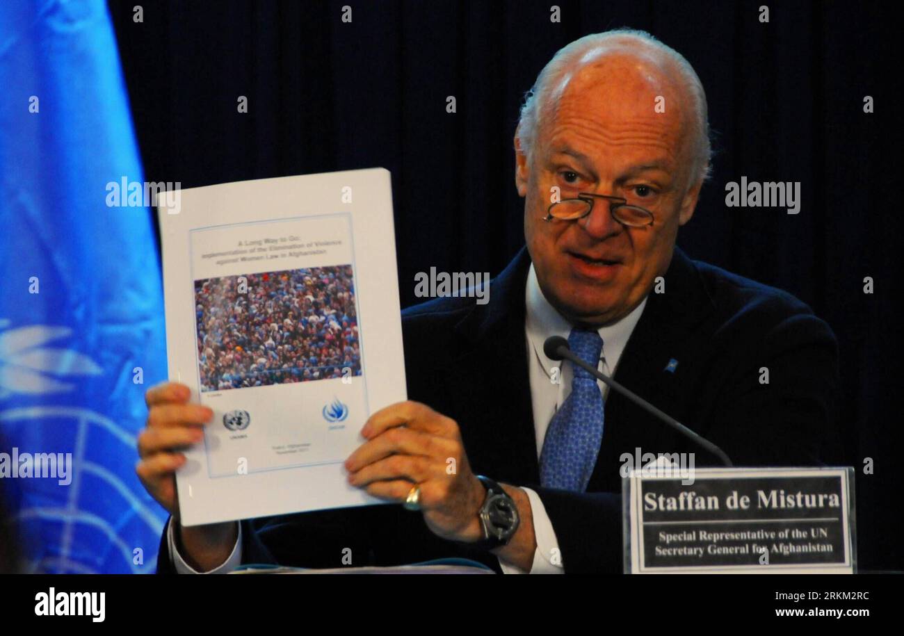 Bildnummer: 56413669  Datum: 23.11.2011  Copyright: imago/Xinhua (111123) -- KABUL, Nov. 23, 2011 (Xinhua) -- Staffan de Mistura, the United Nations special representative in Afghanistan, holds a report during a news conference in Kabul, on Nov. 23, 2011. The UN mission in Afghanistan on Wednesday called on Afghan government to protect the women s rights and improve the implementation of law for Elimination of Violence against Women in the country. (Xinhua/Omid) (zjl) AFGHANISTAN-KABUL-UN PRESS CONFERENCE PUBLICATIONxNOTxINxCHN People Politik Porträt x0x xtm 2011 quer      56413669 Date 23 11 Stock Photo