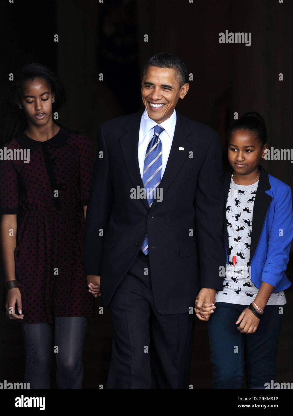 Bildnummer: 56415028  Datum: 23.11.2011  Copyright: imago/Xinhua (111123) -- WASHINGTON, Nov. 23, 2011 (Xinhua) -- U.S. President Barack Obama (C), flanked by his daughters Sasha (R) and Malia (L), attends a ceremony pardoning 2011 Thanksgiving Turkey at the North Portico of the White House in Washington D.C., capital of the United States, Nov. 23, 2011. (Xinhua/Zhang Jun) (lyz) US-OBAMA-TURKEY PARDON PUBLICATIONxNOTxINxCHN People Politik Pressetermin Thanksgiving Truthahn Verschonung Begnadigung xdp x1x premiumd 2011 hoch   o0 Familie privat Kind Tochter     56415028 Date 23 11 2011 Copyright Stock Photo