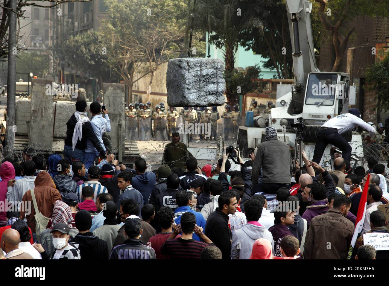 Bildnummer: 56441682  Datum: 24.11.2011  Copyright: imago/Xinhua (111124) -- CAIRO, Nov. 24, 2011 (Xinhua) -- Protestors gather as military block the street between Tahrir Square and the Interior Ministry in Cairo, Egypt, Nov. 24, 2011. Clashes between protestors and police has ceased at Muhammad Mahmoud Street and other areas near Cairo s Tahrir Square. Egypt s ruling military council Thursday called for an end of violence against demonstrators in the country as protests continued in the capital Cairo and other cities demanding a quick transfer of power by military rulers. (Xinhua/Ayman Mose) Stock Photo