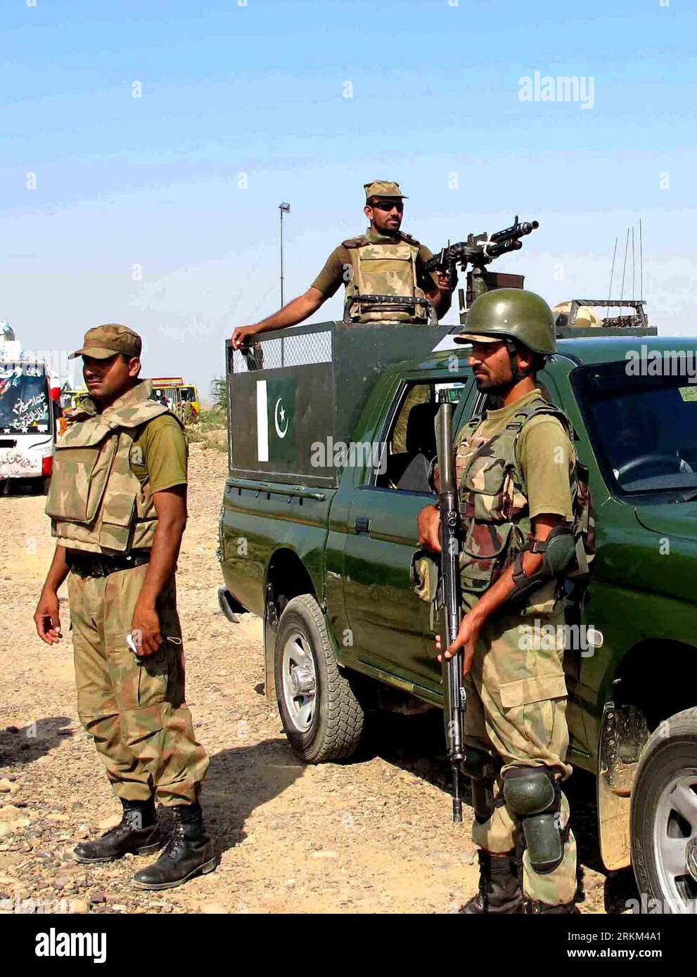 Pakistani army soldiers guard hi-res stock photography and images