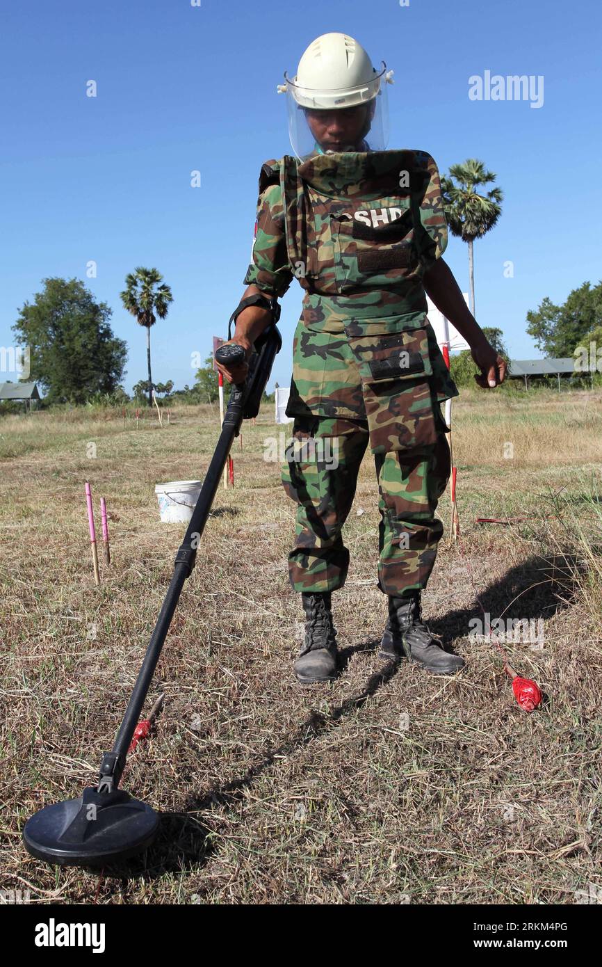 111127 -- KAMPONG SPEU, Nov. 27, 2011 Xinhua -- A Cambodian demining soldier works in Kampong Speu, 50 kilometers west of Cambodia s capital Phnom Penh, Nov. 27, 2011. The 11th meeting of the States Parties for the anti-personnel mine ban convention kicked off on Sunday. Xinhua/Philong Sovan jl CAMBODIA-KAMPONG SPEU-MINE-CONVENTION PUBLICATIONxNOTxINxCHN Stock Photo