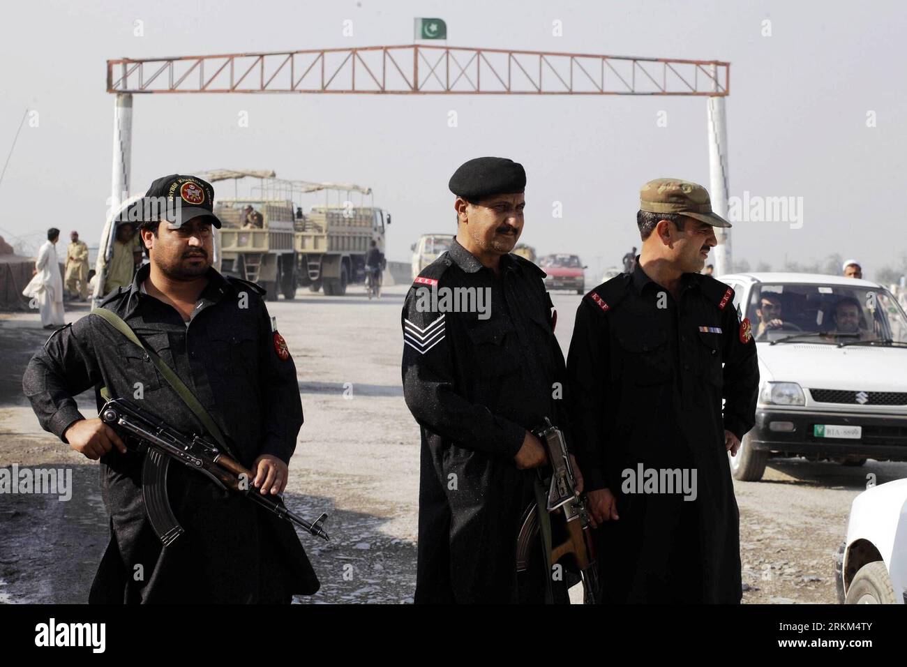 Pakistani army soldiers guard hi-res stock photography and images