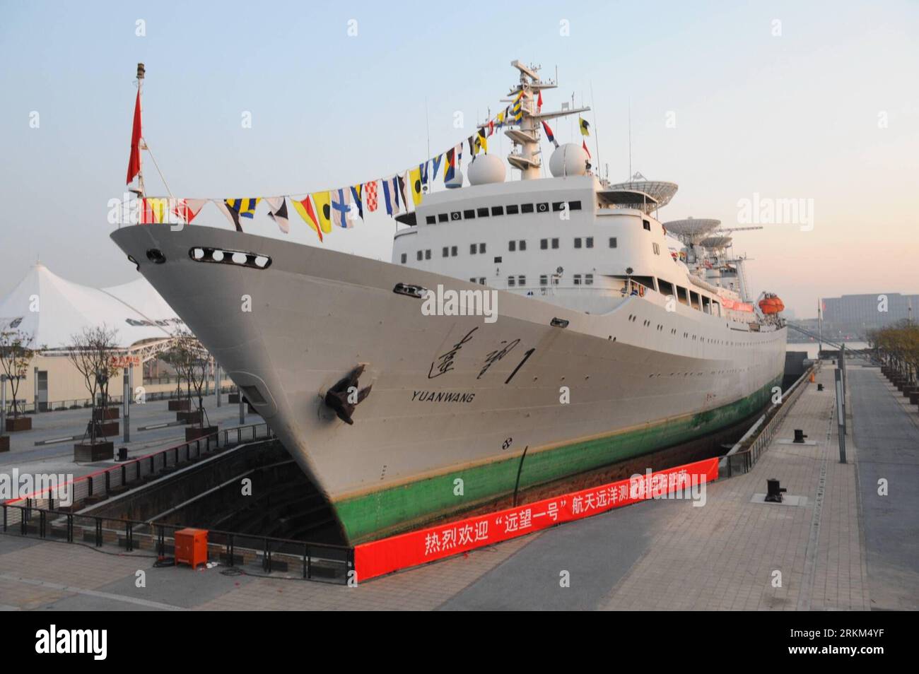 Bildnummer: 56516616  Datum: 27.11.2011  Copyright: imago/Xinhua (111127) -- SHANGHAI, Nov. 27, 2011 (Xinhua) -- The Yuanwang I Space Tracking Ship moors at the World Expo Park in Shanghai, east China, Nov. 27, 2011. Yuanwang I , China s first vessel for tracking and controlling rockets and spacecrafts that was retired in 2010 after 32 years on service, was moved to Shanghai s World Expo Park on Saturday. The vessel will serve as a museum for scientific eduction. (Xinhua/Guo Changyao) (ljh) CHINA-SHANGHAI- YUANWANG I -WORLD EXPO PARK-MOVE-IN (CN) PUBLICATIONxNOTxINxCHN Gesellschaft Museum Muse Stock Photo