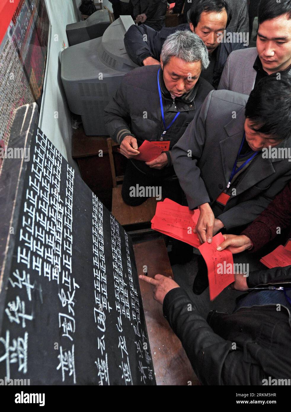 Bildnummer: 56524623  Datum: 15.03.2011  Copyright: imago/Xinhua (111128) -- HANGZHOU, Nov. 28, 2011 (Xinhua) -- Staff members count the ballots of villager Xu Hongliang, who recommended himself as a commitee member during the village committee election in Beier village of Hangbu Township, Quzhou, east China s Zhejiang Province, March 15, 2011. Recently, an amendment of the election method in village committees in Zhejiang Province was approved by the 29 session of the standing committee of the 11th people s congress of Zhejiang Province, allowing villagers to recommend themselves to take part Stock Photo