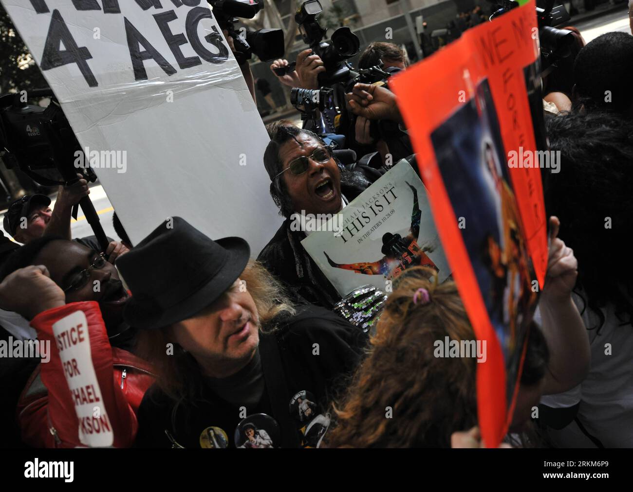 Bildnummer: 56533011  Datum: 29.11.2011  Copyright: imago/Xinhua (111129) -- LOS ANGELES, Nov. 29, 2011 (Xinhua) -- Fans of Michael Jackson celebrate outside the court after the sentence in Los Angeles, the United States, Nov. 29, 2011. A Los Angeles judge Tuesday sentenced Conrad Murray, Michael Jackson s personal physician, to a maximum of 4 years of imprisonment on involuntary manslaughter charge stemming from the death of the pop star. (Xinhua/Yang Lei) US-LA-MICHAEL JACKSON-PERSONAL PHYSICIAN-SENTENCE PUBLICATIONxNOTxINxCHN People Musik Gericht Gerichtsverhandlung Fahrlässige Tötung Urtei Stock Photo