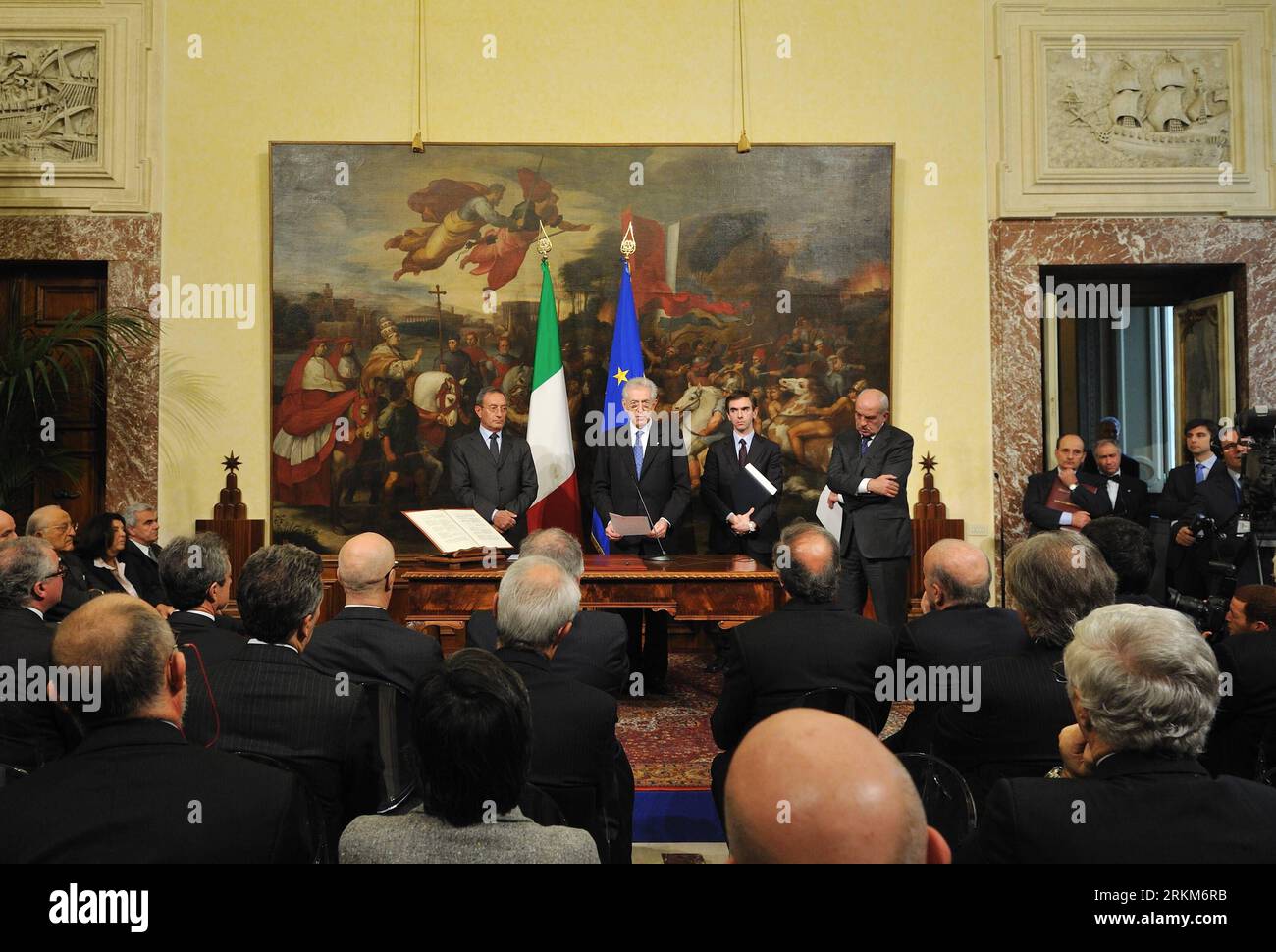 Bildnummer: 56533032  Datum: 29.11.2011  Copyright: imago/Xinhua (111129) -- ROME, Nov. 29, 2011 (Xinhua) -- Italian Prime Minister Mario Monti addresses vice ministers and undersecretaries of state at the Chigi Palace in Rome, Italy, Nov. 29, 2011. Monti appointed 3 vice ministers and 25 undersecretaries Tuesday, finishing the final touches of his technocracy government. (Xinhua/Wang Qingqin) ITALY-ROME-MONTI-GOVERNMENT PUBLICATIONxNOTxINxCHN People Politik premiumd xns x0x 2011 quer      56533032 Date 29 11 2011 Copyright Imago XINHUA  Rome Nov 29 2011 XINHUA Italian Prime Ministers Mario Mo Stock Photo