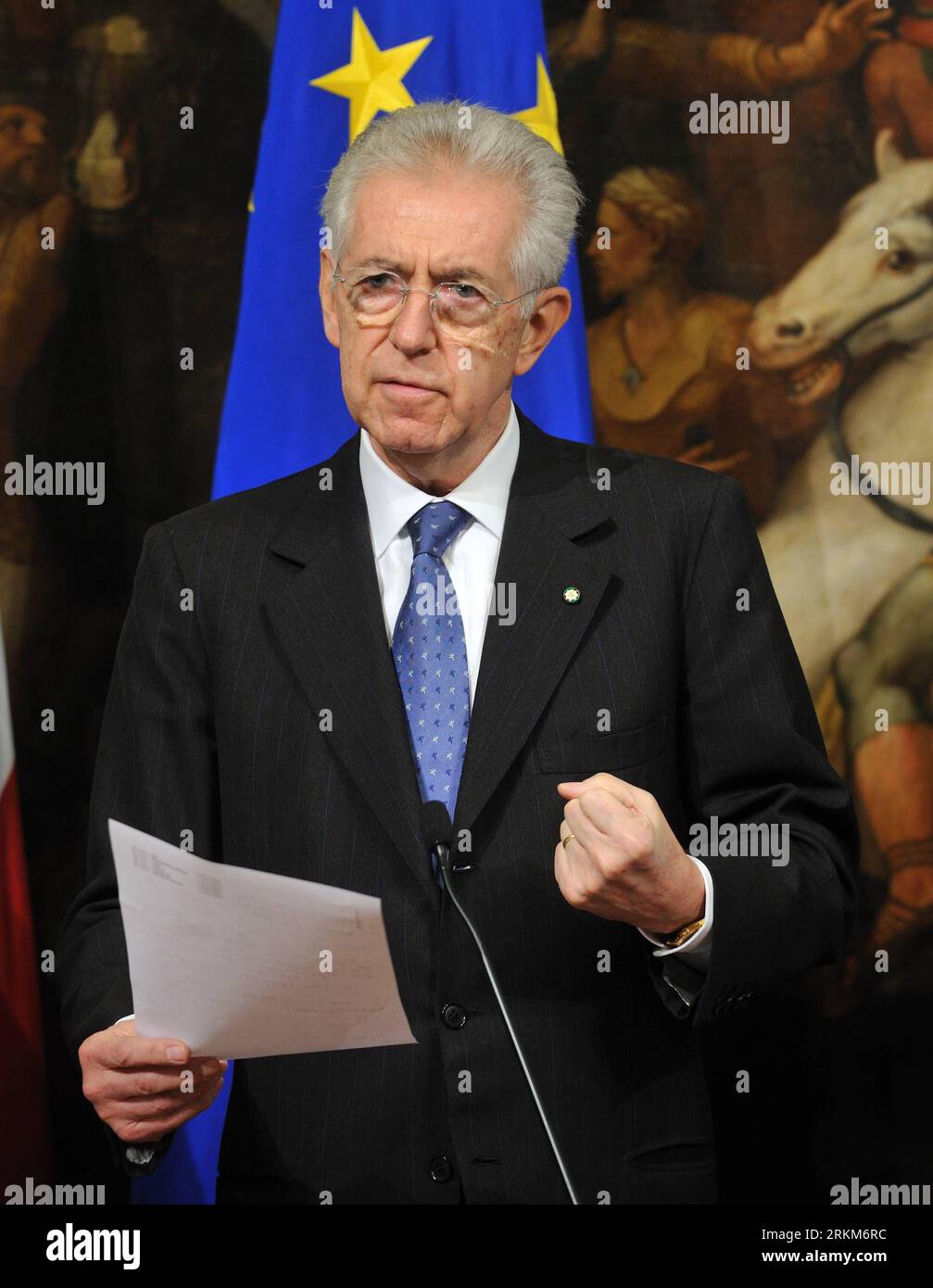 Bildnummer: 56533028  Datum: 29.11.2011  Copyright: imago/Xinhua (111129) -- ROME, Nov. 29, 2011 (Xinhua) -- Italian Prime Minister Mario Monti addresses vice ministers and undersecretaries of state at the Chigi Palace in Rome, Italy, Nov. 29, 2011. Monti appointed 3 vice ministers and 25 undersecretaries Tuesday, finishing the final touches of his technocracy government. (Xinhua/Wang Qingqin) ITALY-ROME-MONTI-GOVERNMENT PUBLICATIONxNOTxINxCHN People Politik Porträt premiumd xns x0x 2011 hoch      56533028 Date 29 11 2011 Copyright Imago XINHUA  Rome Nov 29 2011 XINHUA Italian Prime Ministers Stock Photo