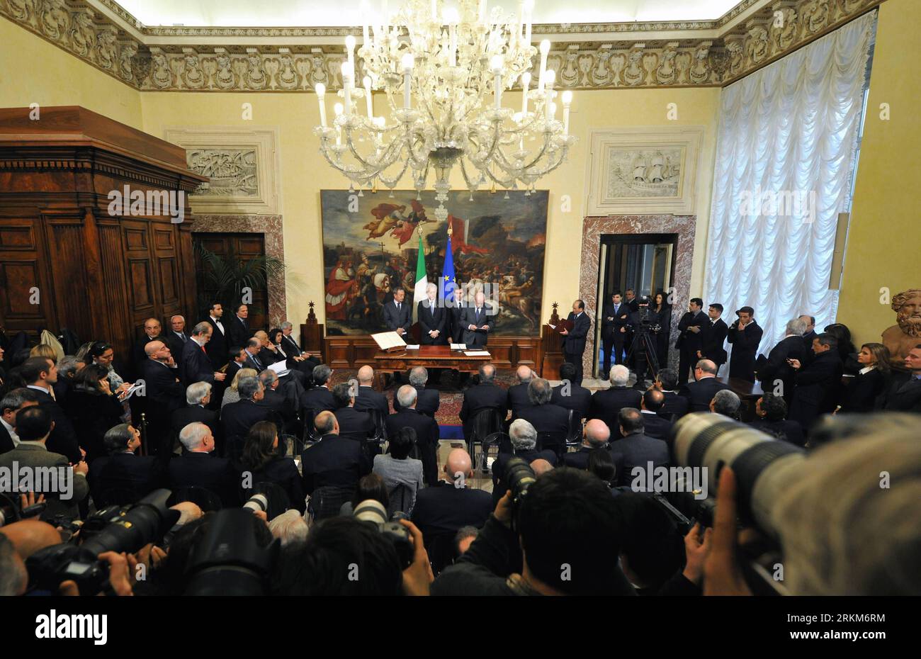 Bildnummer: 56533033  Datum: 29.11.2011  Copyright: imago/Xinhua (111129) -- ROME, Nov. 29, 2011 (Xinhua) -- Italian Prime Minister Mario Monti (C, back) addresses vice ministers and undersecretaries of state at the Chigi Palace in Rome, Italy, Nov. 29, 2011. Monti appointed 3 vice ministers and 25 undersecretaries Tuesday, finishing the final touches of his technocracy government. (Xinhua/Wang Qingqin) ITALY-ROME-MONTI-GOVERNMENT PUBLICATIONxNOTxINxCHN People Politik premiumd xns x0x 2011 quer      56533033 Date 29 11 2011 Copyright Imago XINHUA  Rome Nov 29 2011 XINHUA Italian Prime Minister Stock Photo