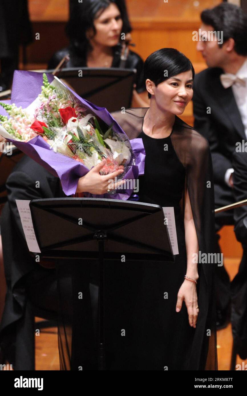 Bildnummer: 56541382  Datum: 01.12.2011  Copyright: imago/Xinhua (111201) -- BEIJING, Dec. 1, 2011 (Xinhua) -- Singer Faye Wong, one of the co-founders of the Smile Angel Foundation, greets the audience during a charity concert to celebrate the fifth anniversary of the foundation s establishment in Beijing, capital of China, Dec. 1, 2011. A reception and a charity concert were held here Thursday to celebrate to fifth anniversary of the founding of the Smile Angel Foundation. (Xinhua/Luo Xiaoguang) (ljh) CHINA-BEIJING-FAYE WONG-CHARITY CONCERT (CN) PUBLICATIONxNOTxINxCHN People Kultur Musik Akt Stock Photo