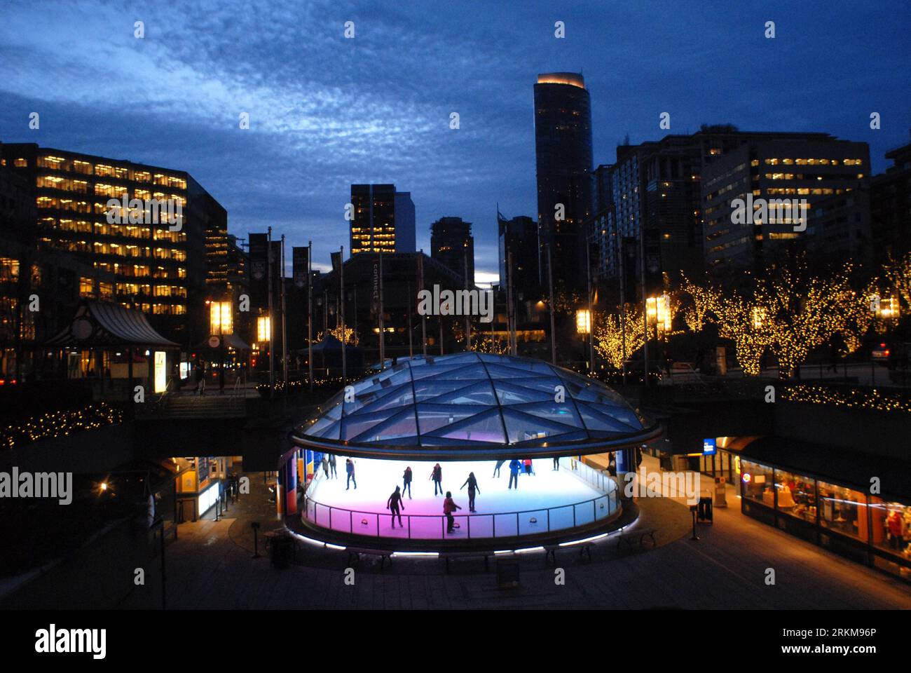 Bildnummer: 56567993  Datum: 01.12.2011  Copyright: imago/Xinhua (111202) -- VANCOUVER, Dec. 2, 2011 (Xinhua) -- enjoy skating at Robson Square Ice Rink, that opened for a season in Vancouver, Canada, Dec. 1, 2011. Robson Square Ice Rink is the only free public outdoor ice rink in downtown Vancouver. It is open every day until the end of February. (Xinhua/Sergei Bachlakov) CANADA-VANCOUVER-ICE RINK PUBLICATIONxNOTxINxCHN Gesellschaft Jahreszeit Winter Eislaufbahn Schlittschuh laufen Schlittschuhlaufen xjh x0x 2011 quer      56567993 Date 01 12 2011 Copyright Imago XINHUA  Vancouver DEC 2 2011 Stock Photo