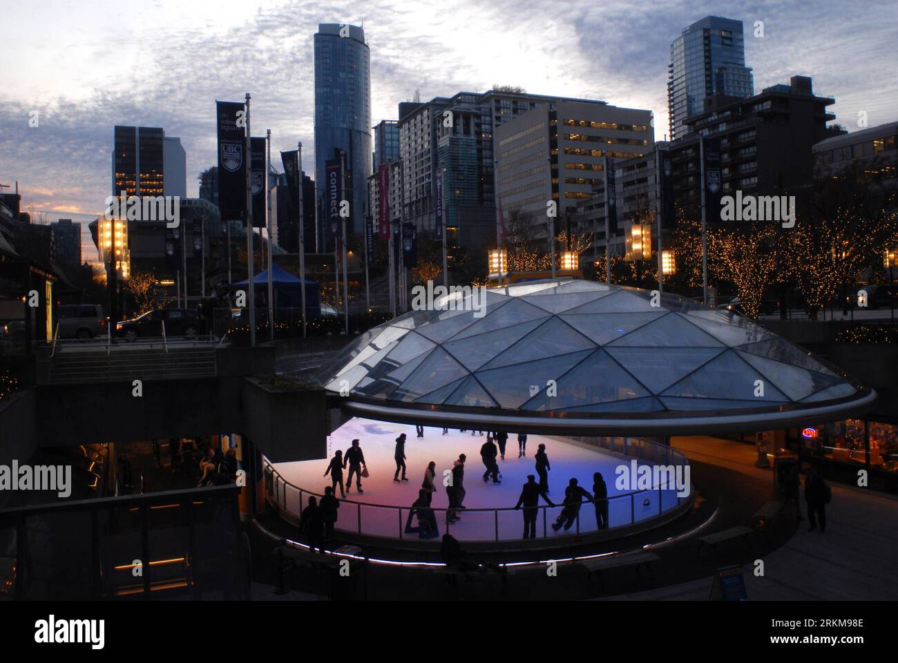 Bildnummer: 56567995  Datum: 01.12.2011  Copyright: imago/Xinhua (111202) -- VANCOUVER, Dec. 2, 2011 (Xinhua) -- enjoy skating at Robson Square Ice Rink, that opened for a season in Vancouver, Canada, Dec. 1, 2011. Robson Square Ice Rink is the only free public outdoor ice rink in downtown Vancouver. It is open every day until the end of February. (Xinhua/Sergei Bachlakov) CANADA-VANCOUVER-ICE RINK PUBLICATIONxNOTxINxCHN Gesellschaft Jahreszeit Winter Eislaufbahn Schlittschuh laufen Schlittschuhlaufen xjh x0x 2011 quer      56567995 Date 01 12 2011 Copyright Imago XINHUA  Vancouver DEC 2 2011 Stock Photo