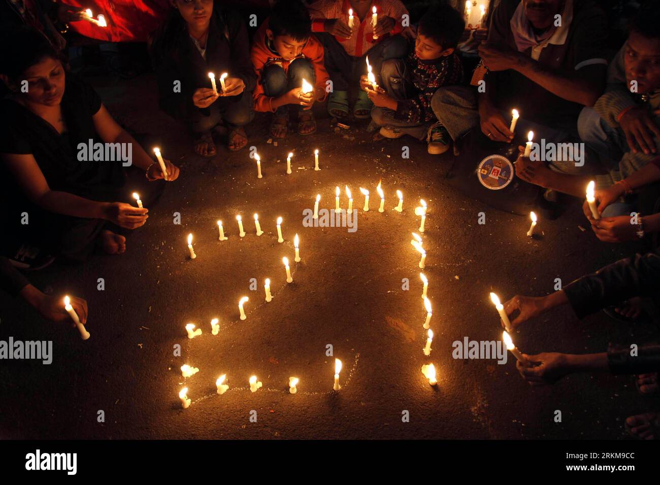 Bildnummer: 56575025  Datum: 02.11.2011  Copyright: imago/Xinhua (111203) -- BHOPAL, Dec. 3, 2011 (Xinhua) -- light candles during a ceremony to mark the 27th anniversary of the gas disaster in Bhopal, India, December 2, 2011. Gas leak from the Union Carbide plant in Bhopal on the night of 2-3 December 1984 killed thousands of and caused several thousands became physically handicapped. (Xinhua) (yc) INDIA-BHOPAL-GAS DISASTER-ANNIVERSARY PUBLICATIONxNOTxINxCHN Gesellschaft Jahrestag 27 Giftgas Katastrophe Unglück Bhopalunglück Demo Gedenken xjh x0x premiumd 2011 quer      56575025 Date 02 11 20 Stock Photo