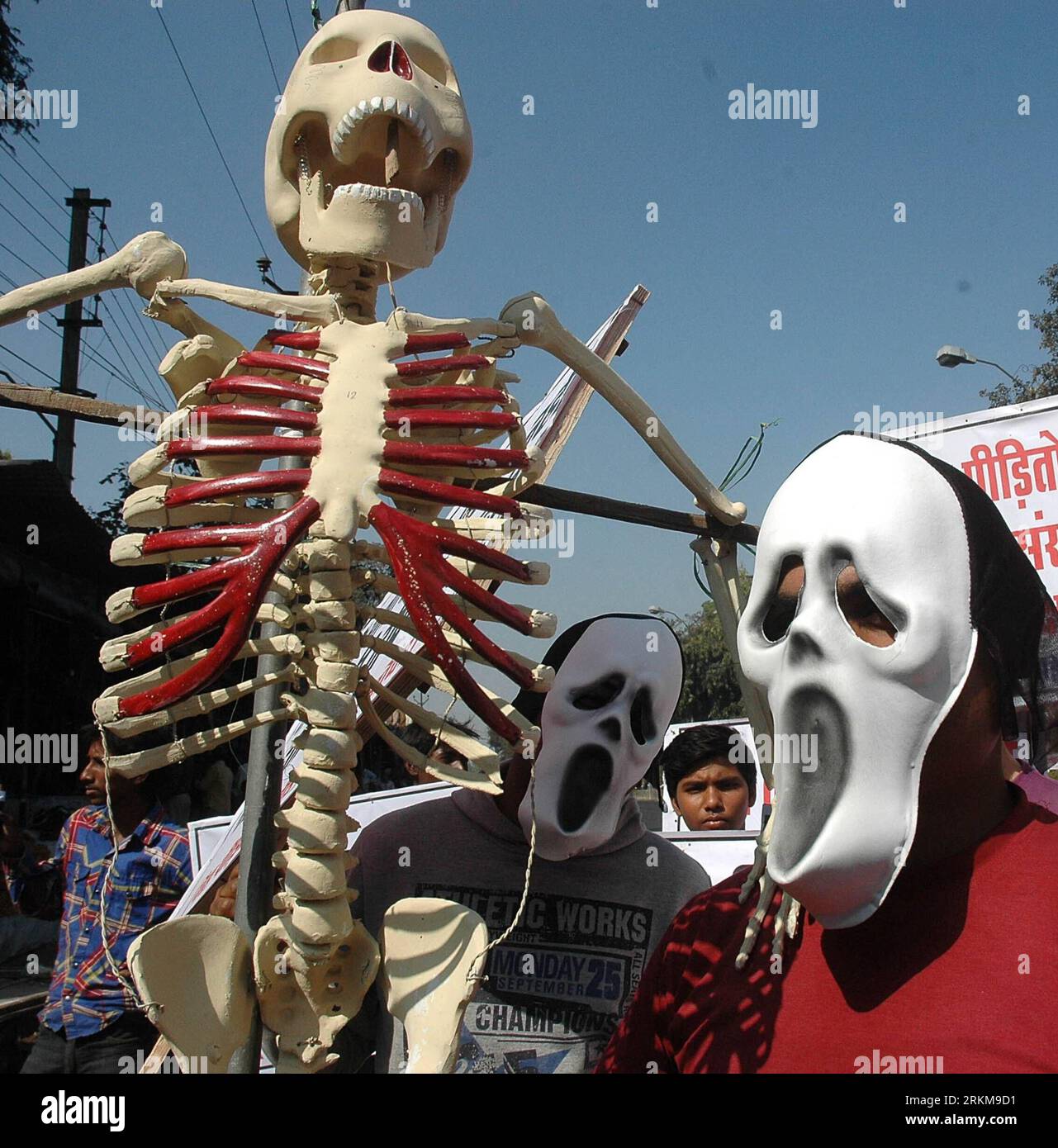 Bildnummer: 56575023  Datum: 02.11.2011  Copyright: imago/Xinhua (111203) -- BHOPAL, Dec. 3, 2011 (Xinhua) -- Activists wear ghost masks attend a demonstration demanding for compensation and employment to all survivor gas victims on the 27th anniversary of the gas disaster in Bhopal, India, December 2, 2011. Gas leak from the Union Carbide plant in Bhopal on the night of 2-3 December 1984 killed thousands of and caused several thousands became physically handicapped. (Xinhua) (yc) INDIA-BHOPAL-GAS DISASTER-ANNIVERSARY PUBLICATIONxNOTxINxCHN Gesellschaft Jahrestag 27 Giftgas Katastrophe Unglück Stock Photo