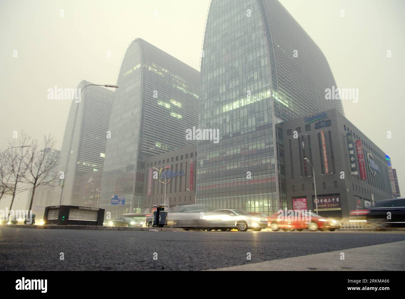 Bildnummer: 56608046  Datum: 05.12.2011  Copyright: imago/Xinhua (111205) -- BEIJING, Dec. 5, 2011 (Xinhua) -- Cars run in fog on a road at Xizhimen, one of the busiest parts of downtown Beijing, capital of China, Dec. 5, 2011. China s Central Meteorological Station issued on Monday a blue alert signal for a heavy fog that started to shroud the capital city and nearby areas the previous day. (Xinhua/Zhai Jianlan) (lmm) CHINA-BEIJING-FOG (CN) PUBLICATIONxNOTxINxCHN Gesellschaft Wetter Nebel xns x0x 2011 quer      56608046 Date 05 12 2011 Copyright Imago XINHUA  Beijing DEC 5 2011 XINHUA Cars Ru Stock Photo