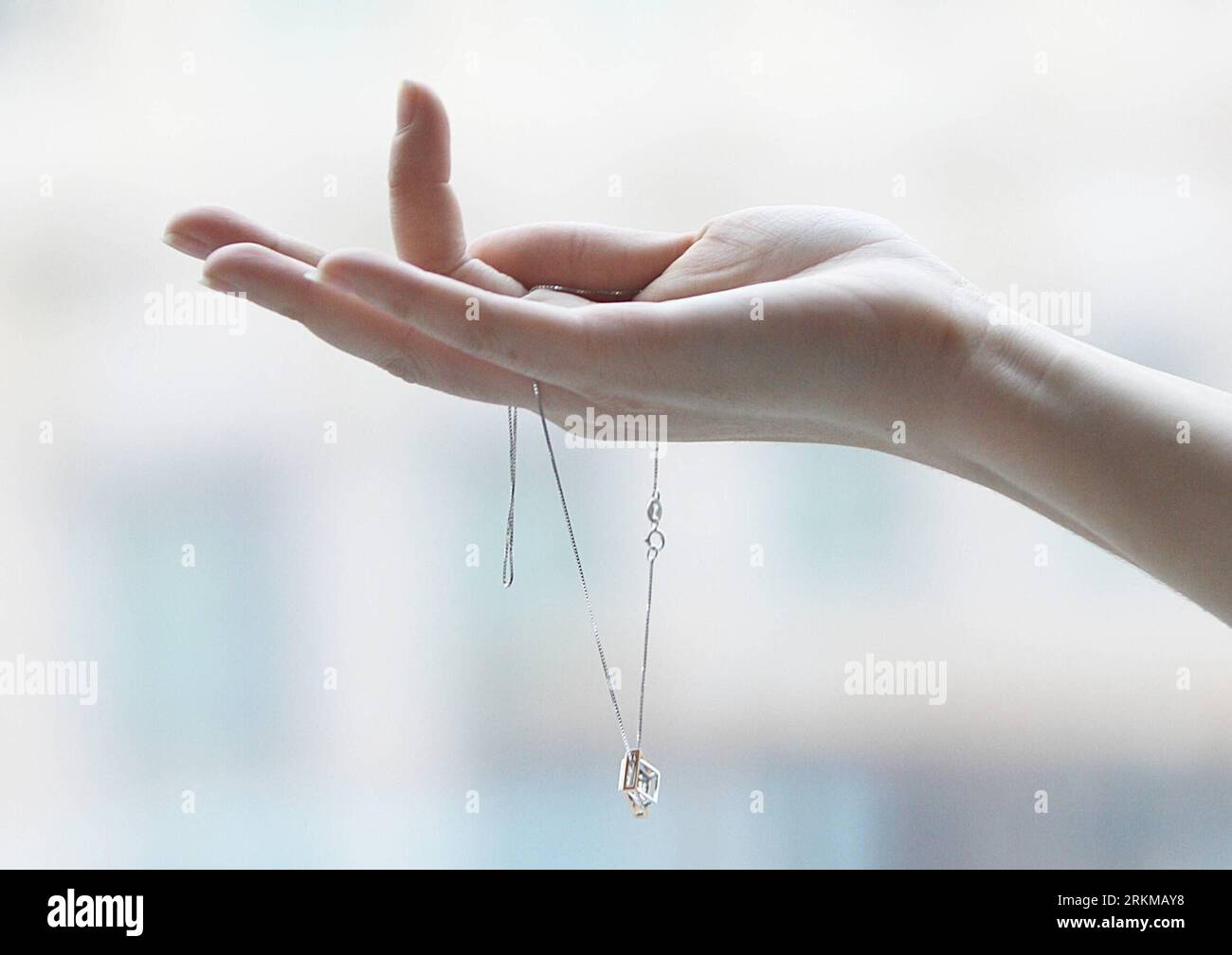 Bildnummer: 56647045  Datum: 06.12.2011  Copyright: imago/Xinhua (111206) -- BEIJING, Dec. 6, 2011 (Xinhua) -- A diamond necklace is displayed at a news conference in Beijing, Dec. 6, 2011. Zbird, an online store of diamond accessories released its new products Tuesday.(Xinhua/Zhang Chuanqi) CHINA-BEIJING-DIAMOND-CYBER MARKETING (CN) PUBLICATIONxNOTxINxCHN Wirtschaft Einzelhandel online Internetshop Schmuck Objekte x0x xtm 2011 quer      56647045 Date 06 12 2011 Copyright Imago XINHUA  Beijing DEC 6 2011 XINHUA a Diamond Necklace IS displayed AT a News Conference in Beijing DEC 6 2011  to Onli Stock Photo