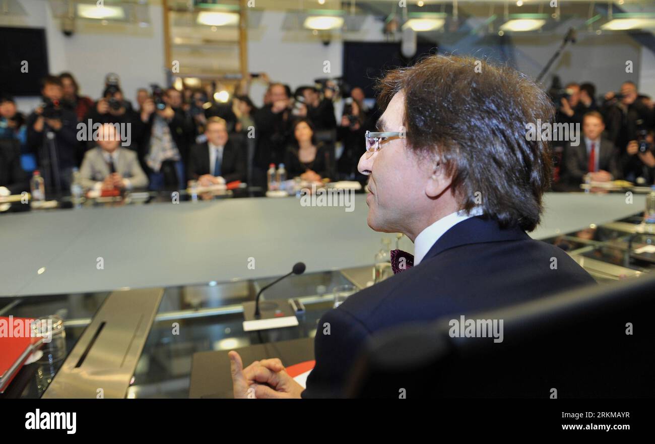 Bildnummer: 56651946  Datum: 06.12.2011  Copyright: imago/Xinhua (111206) -- BRUSSELS, Dec. 6, 2011 (Xinhua) -- Belgian new Prime Minister Elio Di Rupo attends the first cabinet meeting in Brussels, capital of Belgium, Dec. 6, 2011. The inauguration of the new government marked the ending of a record 18-months long political deadlock of Belgium. (Xinhua/Ye Pingfan) (ypf) BELGIUM-BRUSSELS-NEW GOVERNMENT PUBLICATIONxNOTxINxCHN People Politik neue Regierung Belgien x0x xtm 2011 quer      56651946 Date 06 12 2011 Copyright Imago XINHUA  Brussels DEC 6 2011 XINHUA Belgian New Prime Ministers Elio T Stock Photo