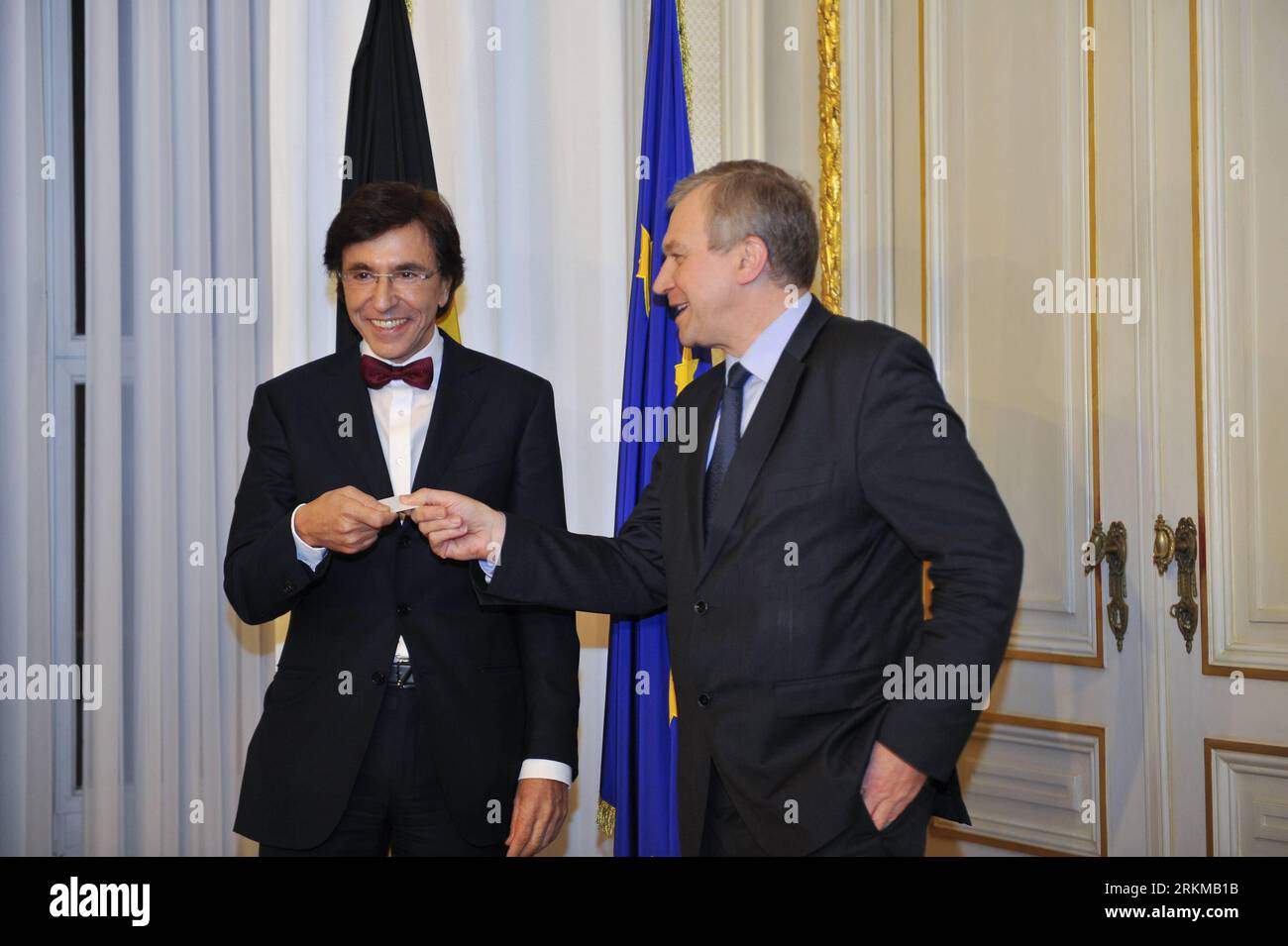 Bildnummer: 56651942  Datum: 06.12.2011  Copyright: imago/Xinhua (111206) -- BRUSSELS, Dec. 6, 2011 (Xinhua) -- Belgian new Prime Minister Elio Di Rupo (L) receives symbolic office card from outgoing Prime Minister Yves Leterme at the Prime Minister s residence in Brussels, capital of Belgium, Dec. 6, 2011. The inauguration of the new government marked the ending of a record 18-months long political deadlock of Belgium. (Xinhua/Ye Pingfan) (ypf) BELGIUM-BRUSSELS-NEW GOVERNMENT PUBLICATIONxNOTxINxCHN People Politik neue Regierung Belgien x0x xtm 2011 quer      56651942 Date 06 12 2011 Copyright Stock Photo