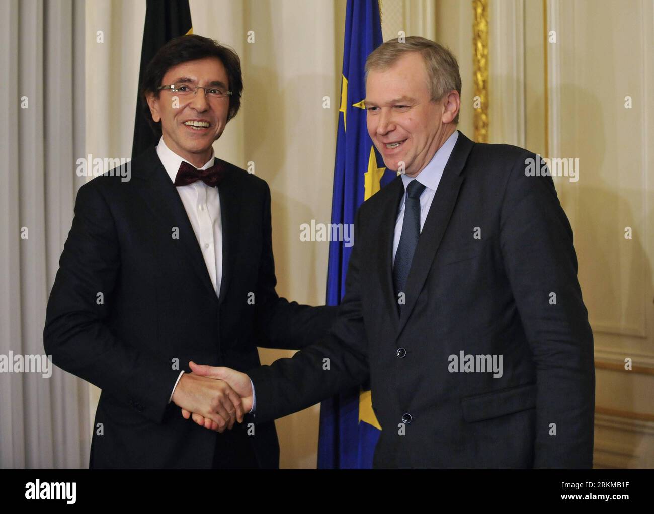 Bildnummer: 56651948  Datum: 06.12.2011  Copyright: imago/Xinhua (111206) -- BRUSSELS, Dec. 6, 2011 (Xinhua) -- Belgian new Prime Minister Elio Di Rupo (L) shakes hands with outgoing Prime Minister Yves Leterme at the Prime Minister s residence in Brussels, capital of Belgium, Dec. 6, 2011. The inauguration of the new government marked the ending of a record 18-months long political deadlock of Belgium. (Xinhua/Ye Pingfan) (ypf) BELGIUM-BRUSSELS-NEW GOVERNMENT PUBLICATIONxNOTxINxCHN People Politik neue Regierung Belgien x0x xtm 2011 quer premiumd      56651948 Date 06 12 2011 Copyright Imago X Stock Photo