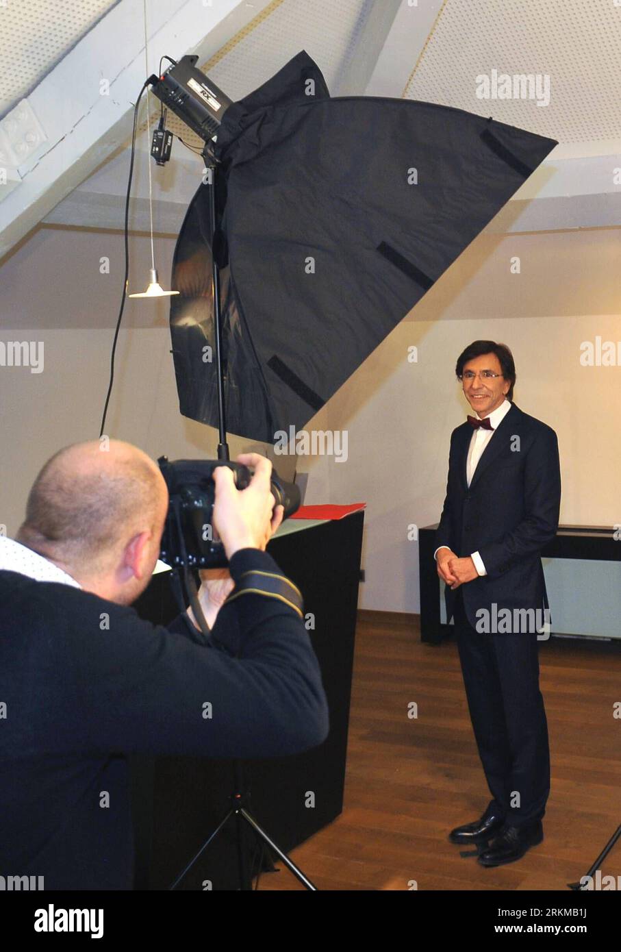 Bildnummer: 56651951  Datum: 06.12.2011  Copyright: imago/Xinhua (111206) -- BRUSSELS, Dec. 6, 2011 (Xinhua) -- Belgian new Prime Minister Elio Di Rupo (R) stands for an official portrait before the first cabinet meeting in Brussels, capital of Belgium, Dec. 6, 2011. The inauguration of the new government marked the ending of a record 18-months long political deadlock of Belgium. (Xinhua/Ye Pingfan) (ypf) BELGIUM-BRUSSELS-NEW GOVERNMENT PUBLICATIONxNOTxINxCHN People Politik neue Regierung Belgien x0x xtm 2011 hoch premiumd      56651951 Date 06 12 2011 Copyright Imago XINHUA  Brussels DEC 6 20 Stock Photo